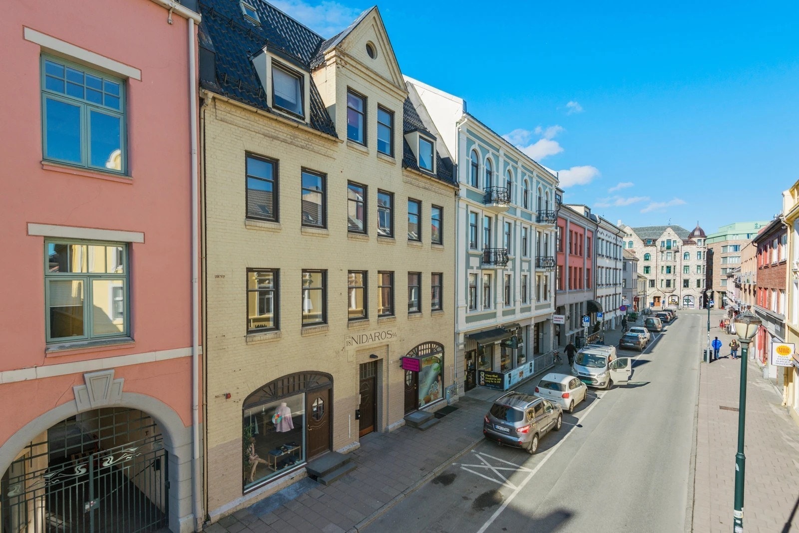 Brattørgata 1 ligger sentralt plassert i Trondheim Sentrum. Perfekte hybler for deg som ønsker å bo i et av de mest etterspurte områdene i Trondheim. Her får du nærhet og gangavstand til alt bykjernen har å by på. Shoppingmuligheter, restauranter, cafeèr Galleribilde