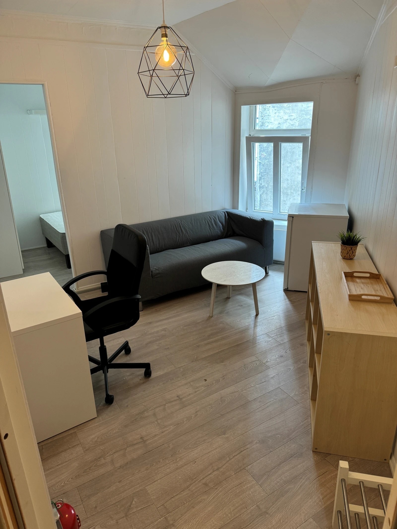 Velkommen til Brattørgata 1 midt i hjertet av midtbyen! Hybel 405 er 18 kvadratmeter, med adskilt sovealkove! Galleribilde