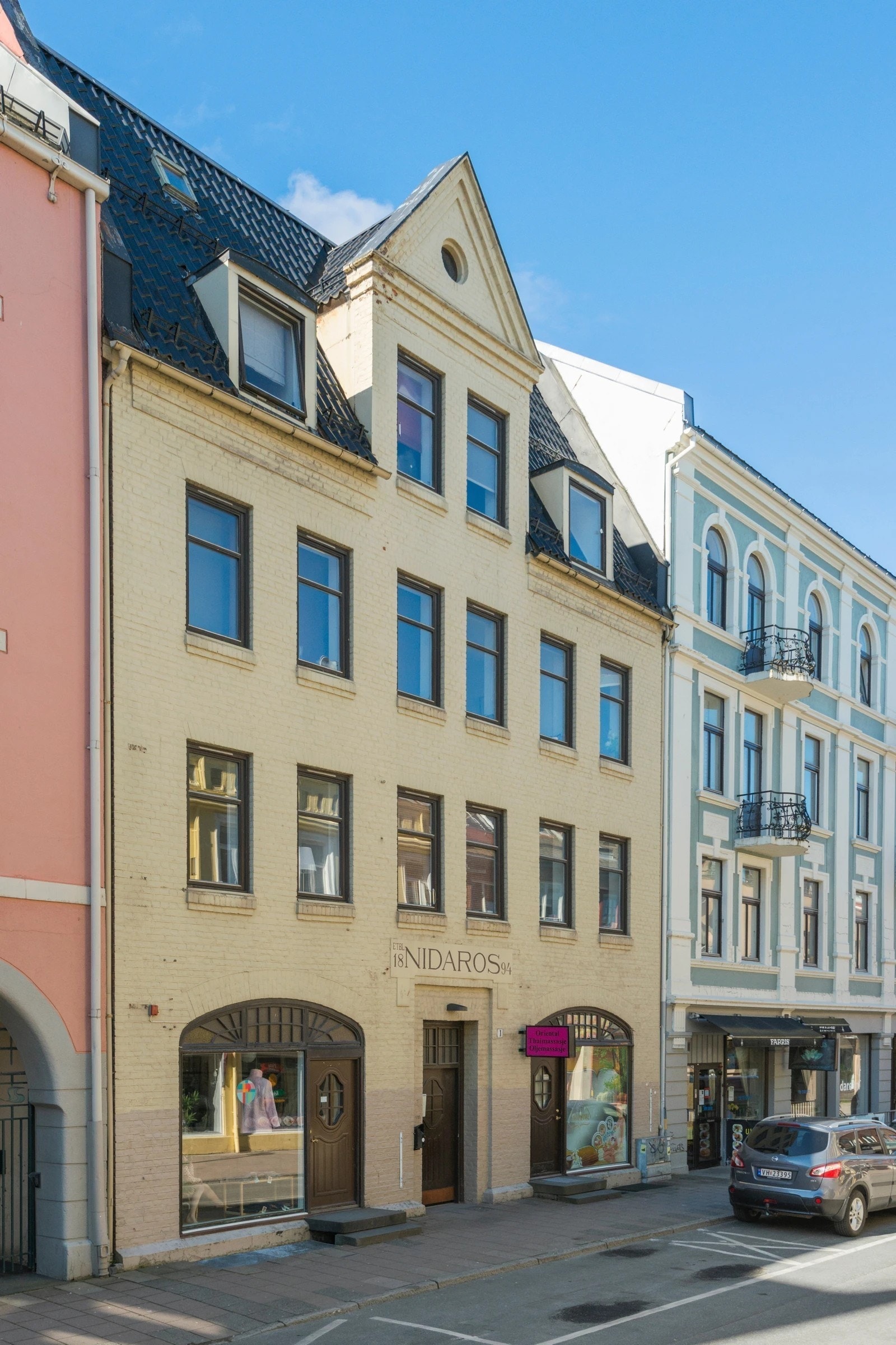 Brattørgata 1 er en flott bygård midt i sentrum. Den siste ledige hybelen ligger i byggets 4.etg. Ledig for overtakelse omgående eller etter nærmere avtale. Galleribilde