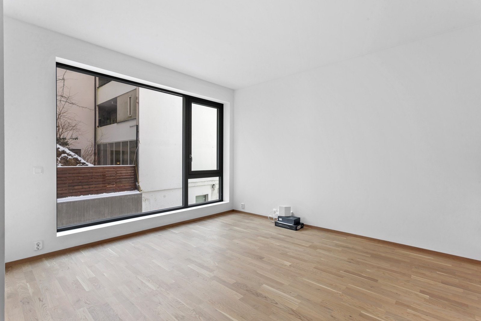 Med hjelp av naturlig belysning fra store vindusflater, får man en luftig og god romfølelse. Galleribilde