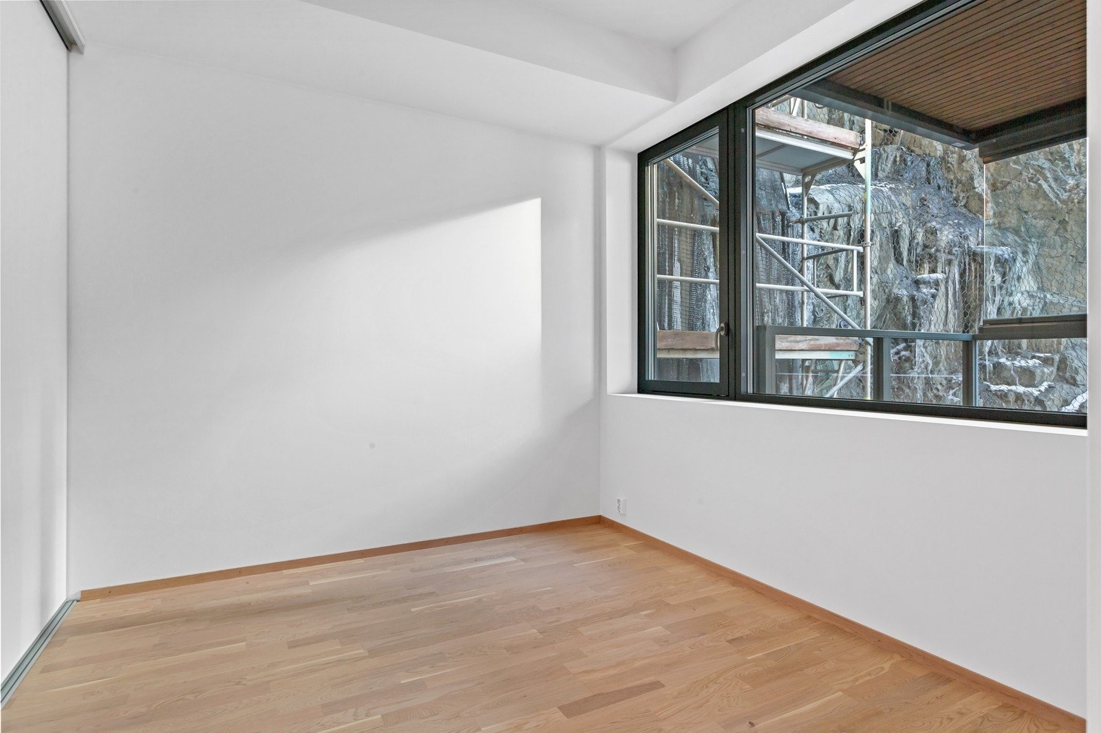 Rikelig med oppbevaring til klær på soverom i stor skyvedørsgarderobe. Galleribilde