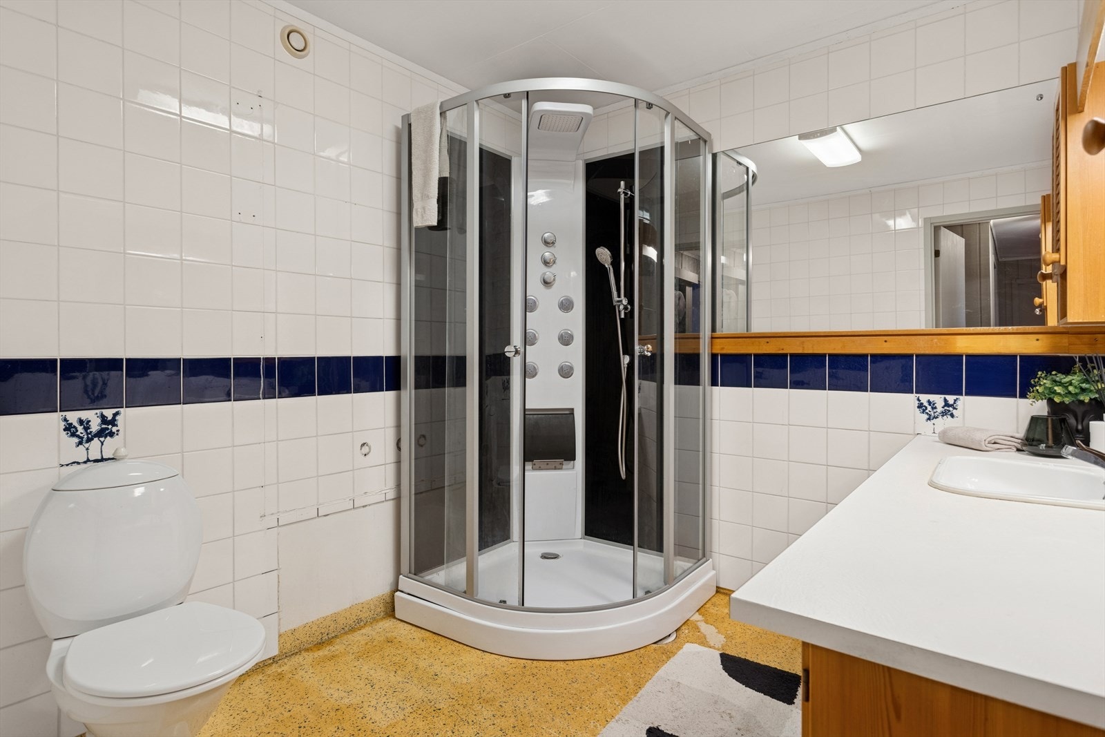 Baderom med gulvmontert toalett. Rommet mekanisk avtrekk, tilluft via luftespalte under dørblad. Galleribilde