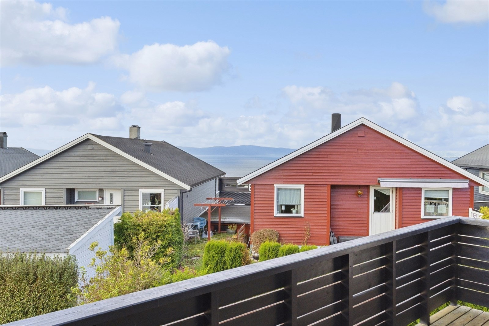 Balkong 2. etasje med fin utsikt til fjorden og det koselige boligområdet som omgir eiendommen. Galleribilde