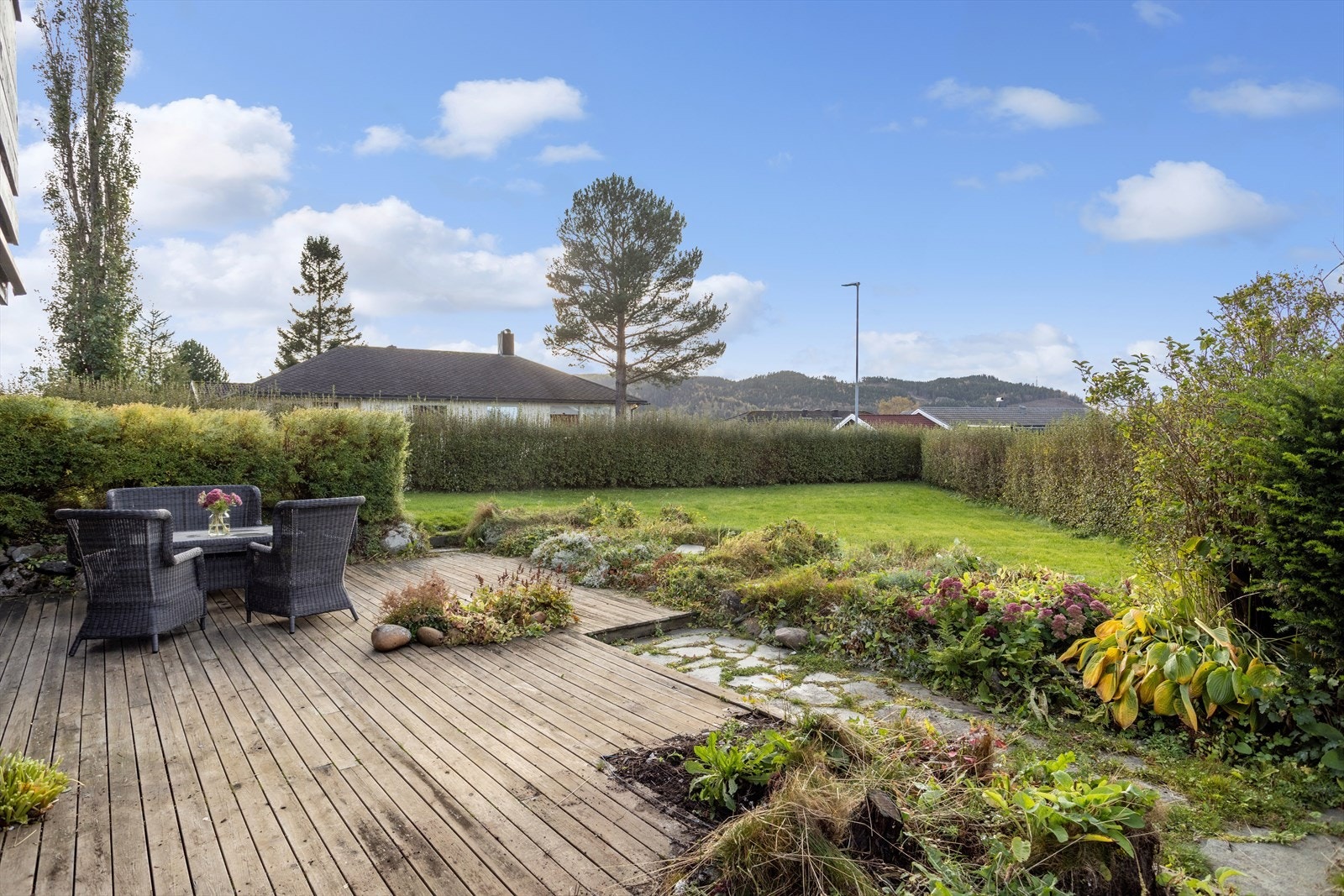 Flott uteareal til stor glede på gode og varme sommerdager. God plass til avslapning og sosiale sammenkomster. Galleribilde