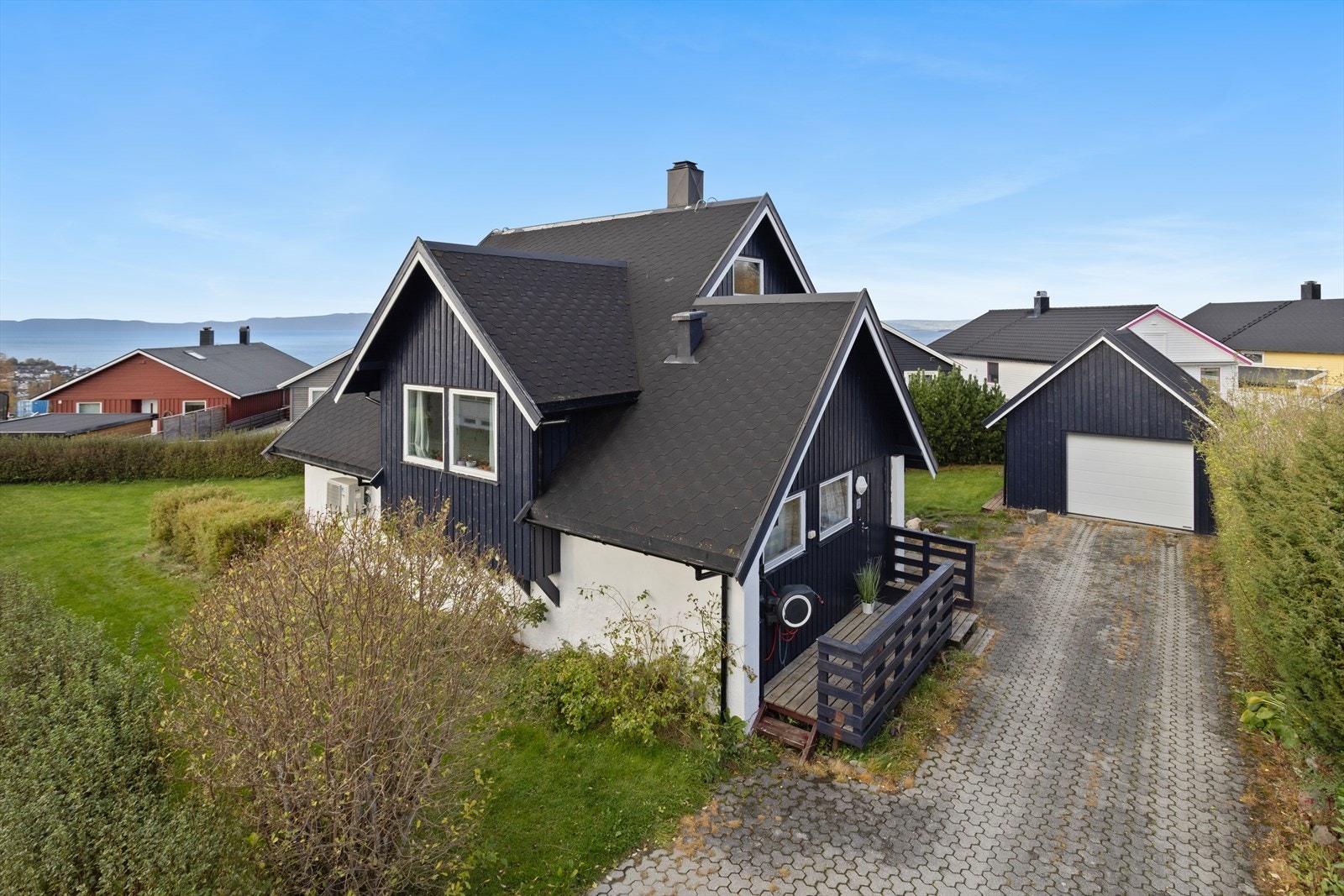 Her får du en enebolig med nydelig beliggenhet på toppen av Vikhammeråsen i en blindvei som gjør at den er bilfri for gjennomgangstrafikk. Galleribilde