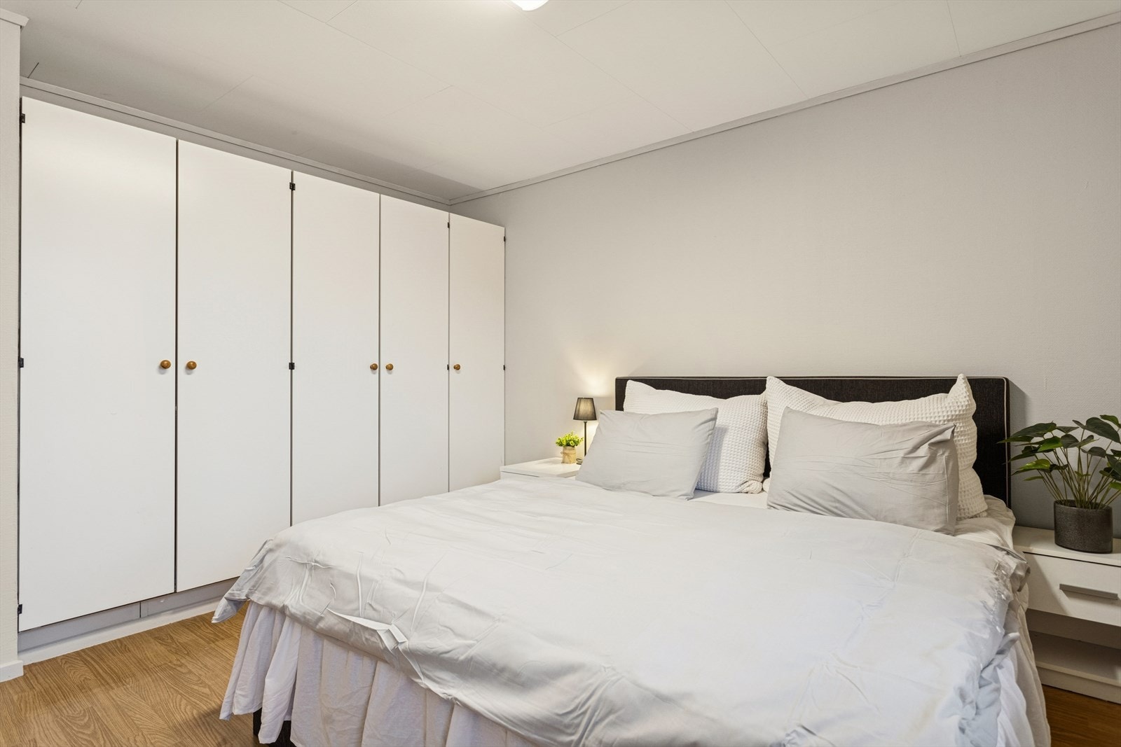 Praktisk og romslig garderobeløsning som gir en god, ryddig og fin oppbevaringsplass. Galleribilde