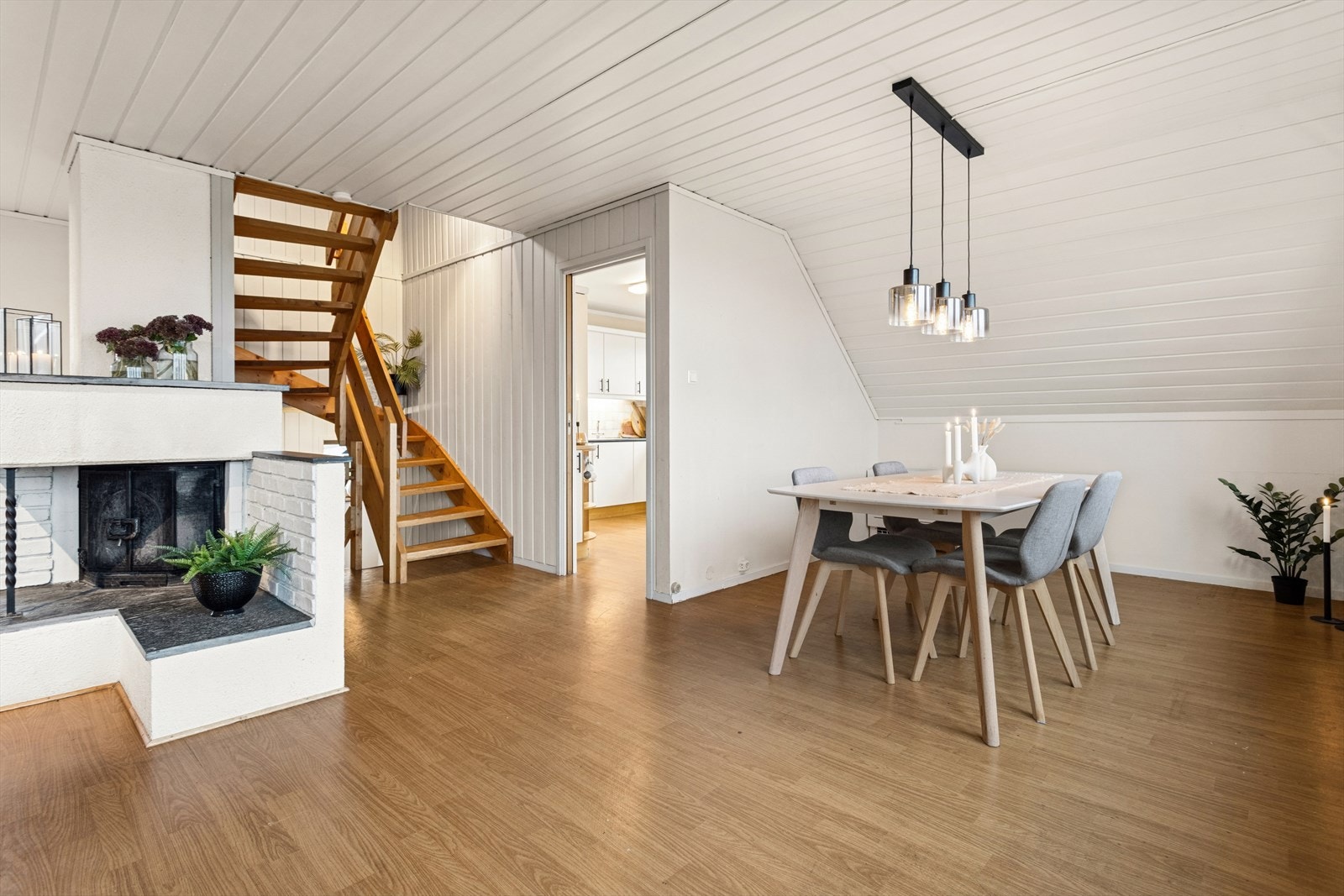 Trappeoppgang fra stuen som leder opp til den lyse loftsetasjen, en elegant detalj som gir hjemmet et åpent og luftig preg. Galleribilde