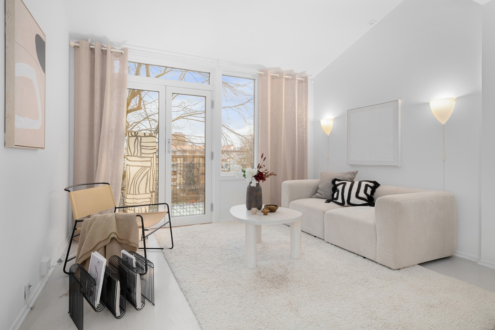 Beliggenheten i byggets toppetasje med store vindusflater sørger for rikelig med naturlig lys, samtidig som det ikke er noe innsyn. Galleribilde