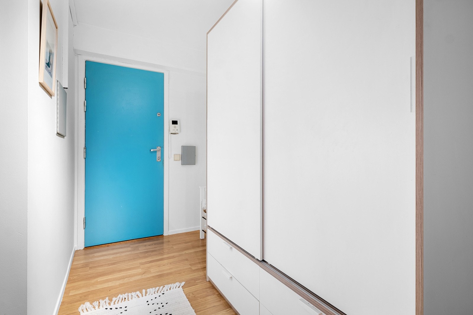 I entréen i 4. etasje er det god oppbevaringsplass i medfølgende garderobeskap. Galleribilde