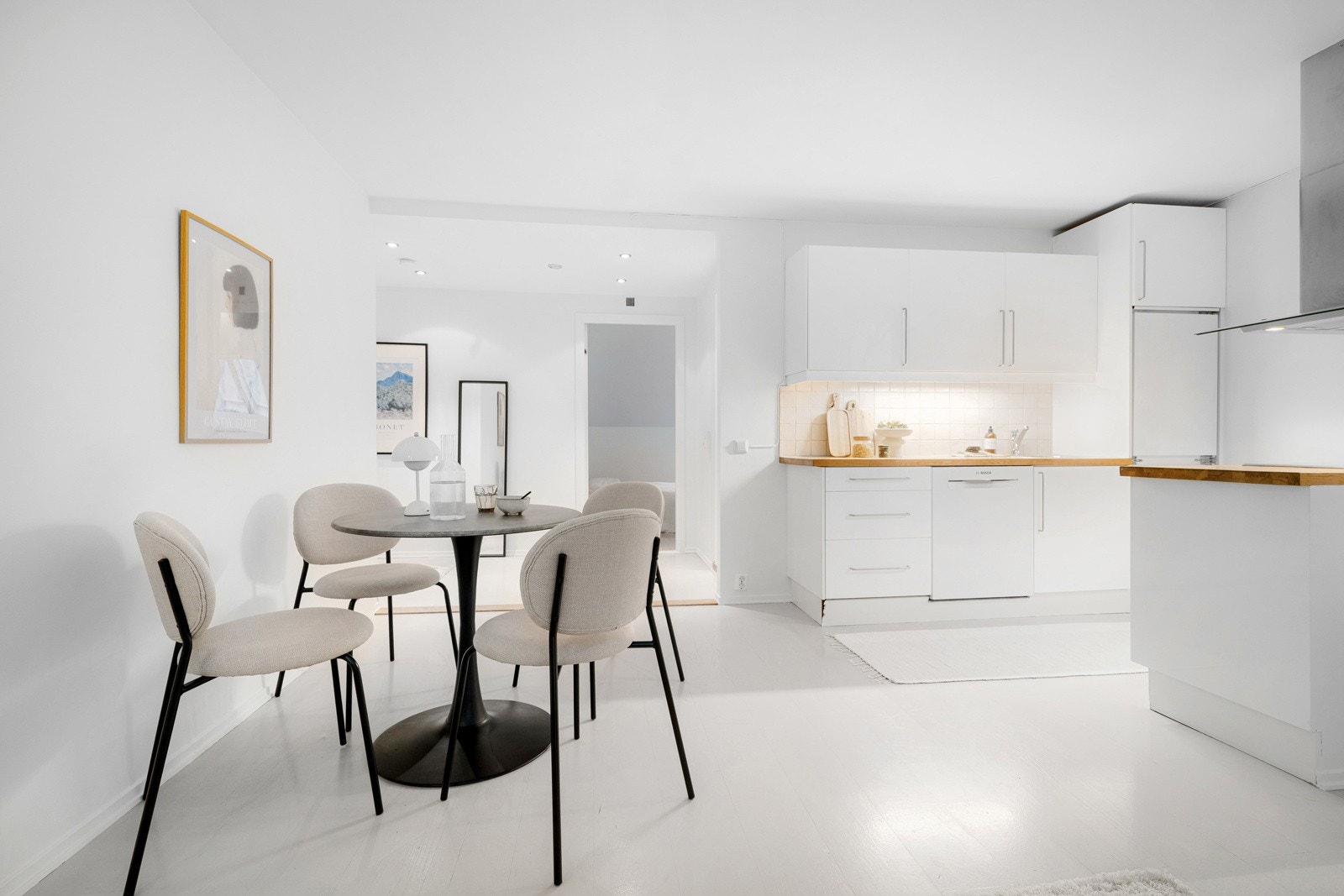 Kjøkkenet ligger i en fin og sosial åpen løsning med stuen. Galleribilde