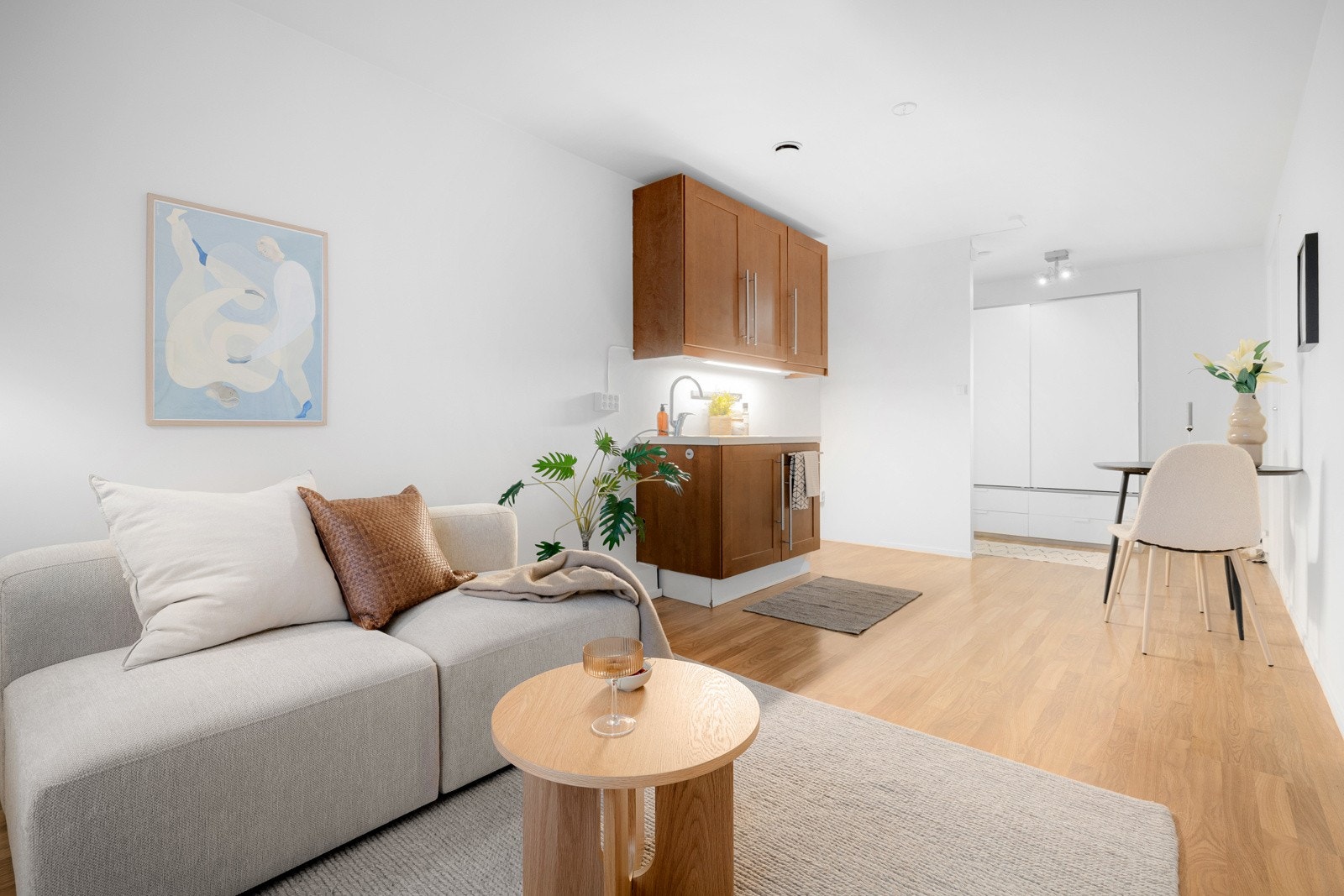 Stuen er enkel å møblere med sofa med salongbord, mediemøblement med tv og et spisebord i tilknytning til kjøkkenet. Galleribilde