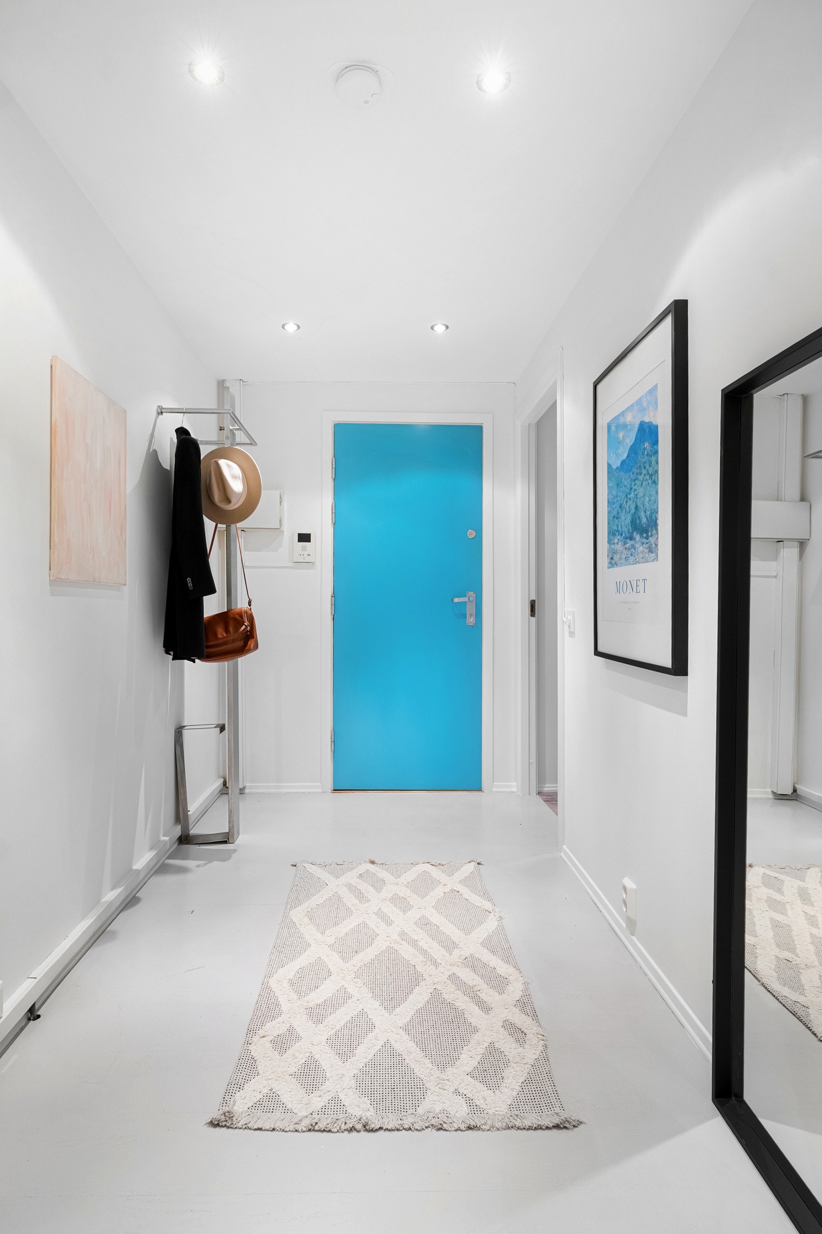 I entréen er det god plass til sko og oppheng av yttertøy. Montert porttelefon med kamera på vegg ved inngangsdøren. Galleribilde