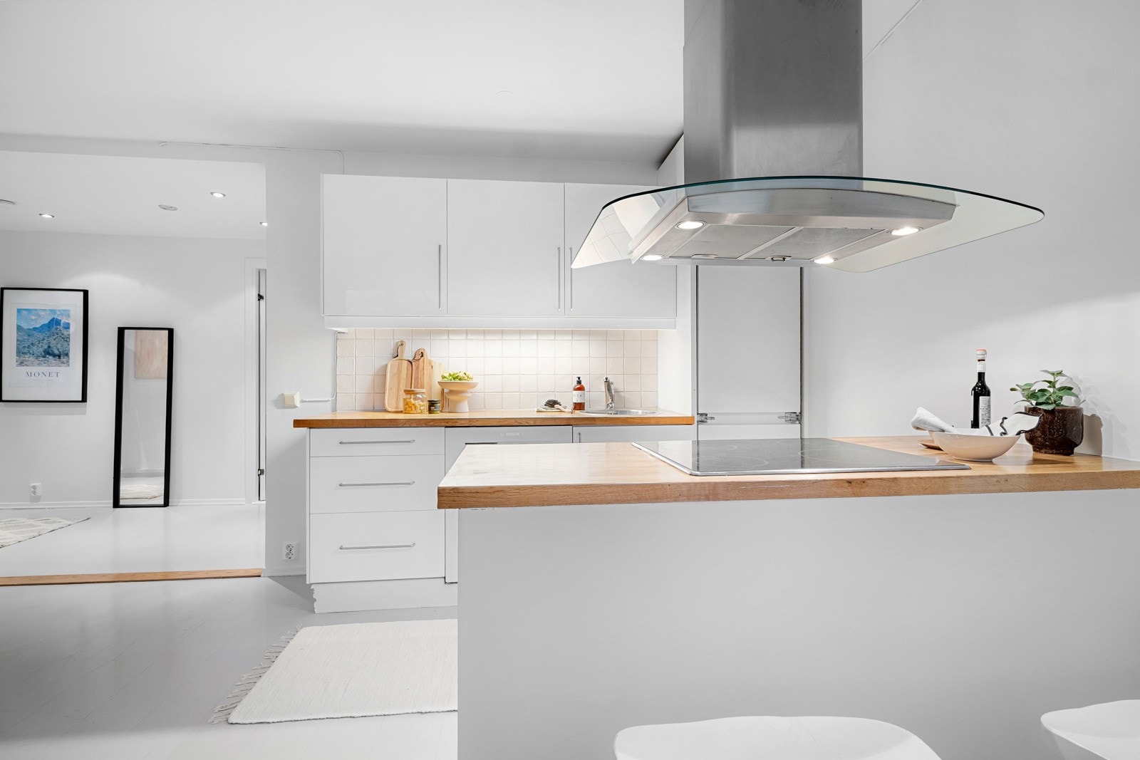 Kjøkkenet er utstyrt med medfølgende hvitevarer som nedfelt platetopp, integrert stekeovn, oppvaskmaskin og kjøleskap med frysedel. Galleribilde