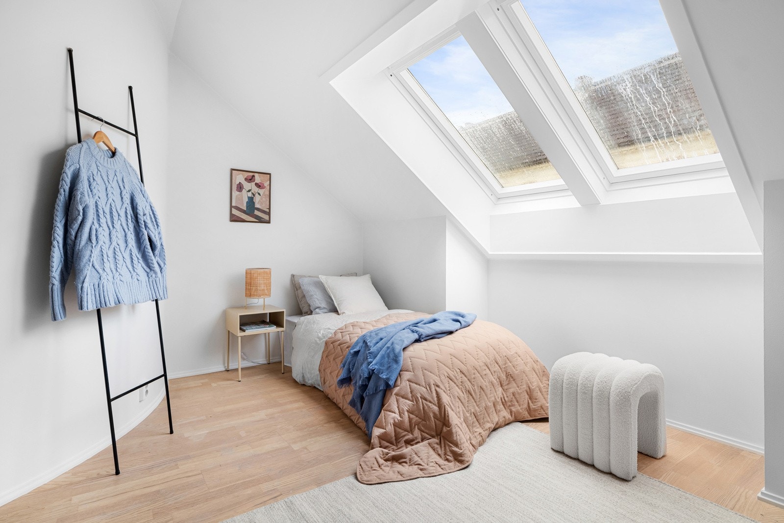 Også dette soverommet har to store takvinduer som slipper inn fint lys, samtidig som det ikke er innsyn og himmelrikt utsyn. Galleribilde