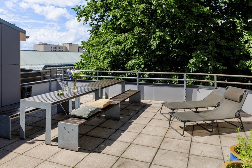 Enkel tilgang til stor og solrik felles terrasse. I tillegg har borettslaget egne låsbare boder både for oppbevaring av sykler og barnevogner, samt en egen gjestehybel til utleie. Galleribilde