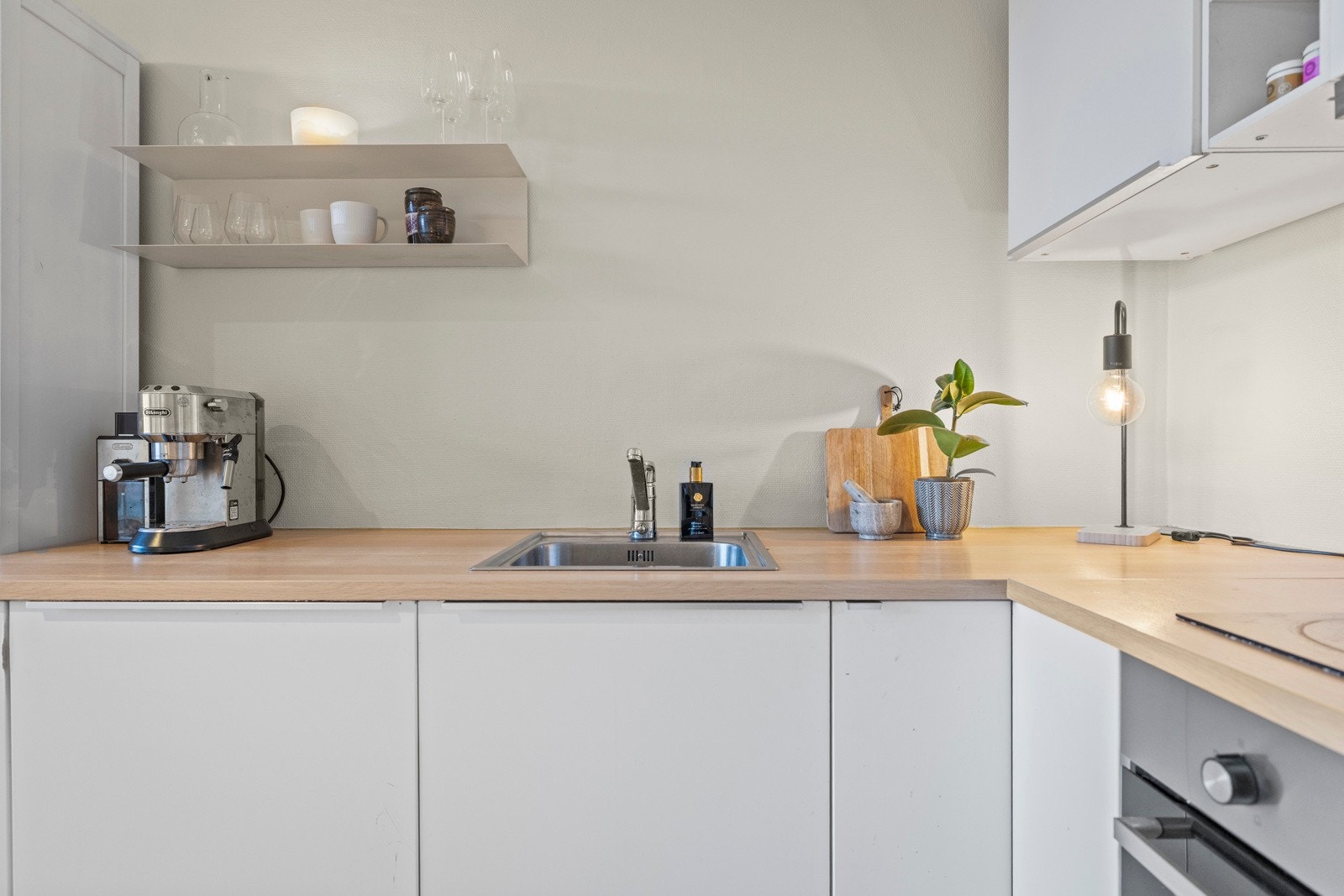 Laminat benkeplate med nedfelt oppvaskkum. Galleribilde