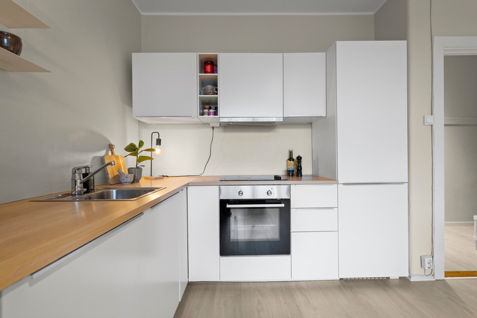 Her er det rikelig bra benkeplass samt gode oppbevaringsmuligheter i over- og underskap. Galleribilde