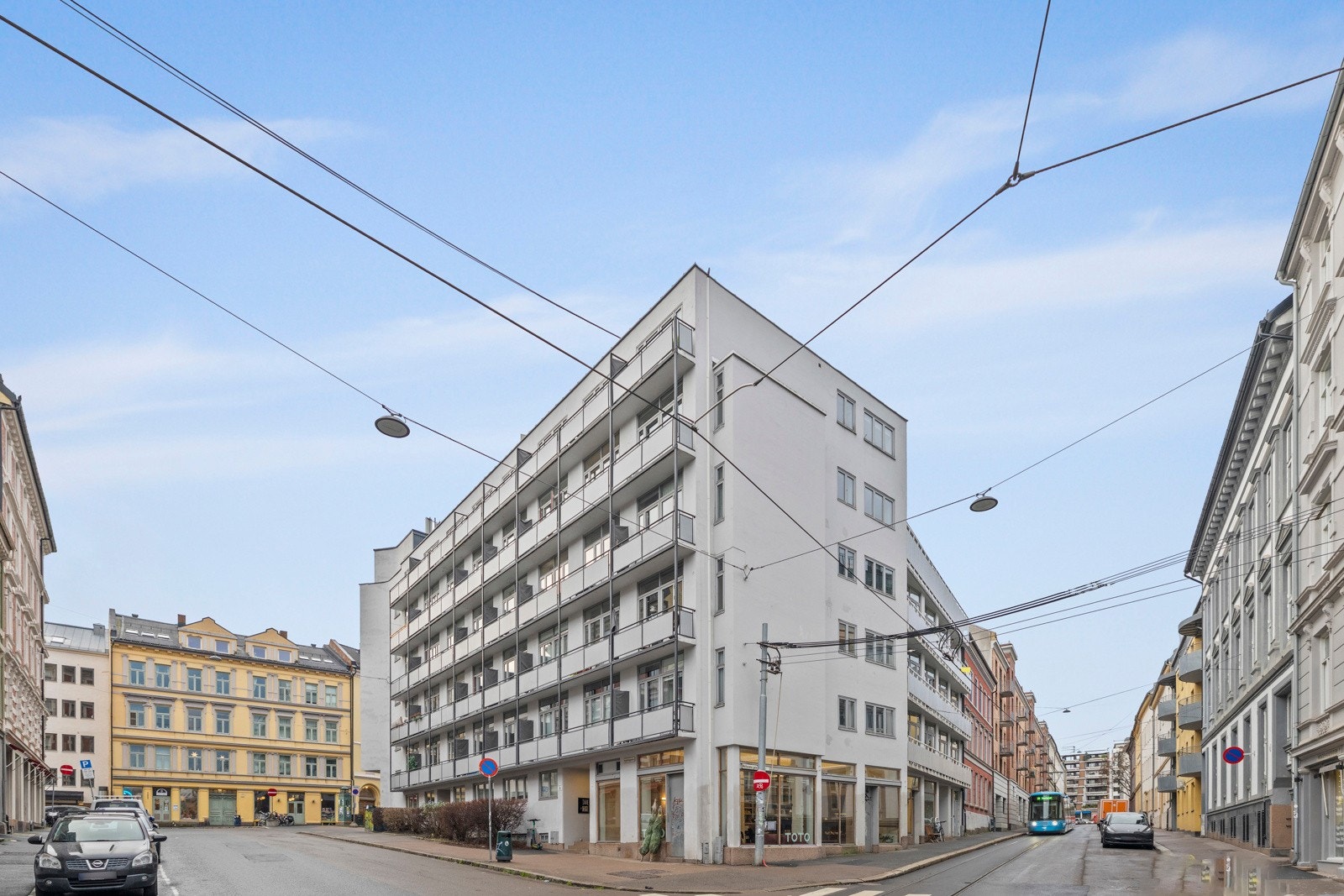 Leiligheten ligger i byggets 5.etasje med heisadkomst og har flotte kvaliteter som store vindusflater, god takhøyde, samt en gjennomgående og godt utnyttet planløsning. Galleribilde