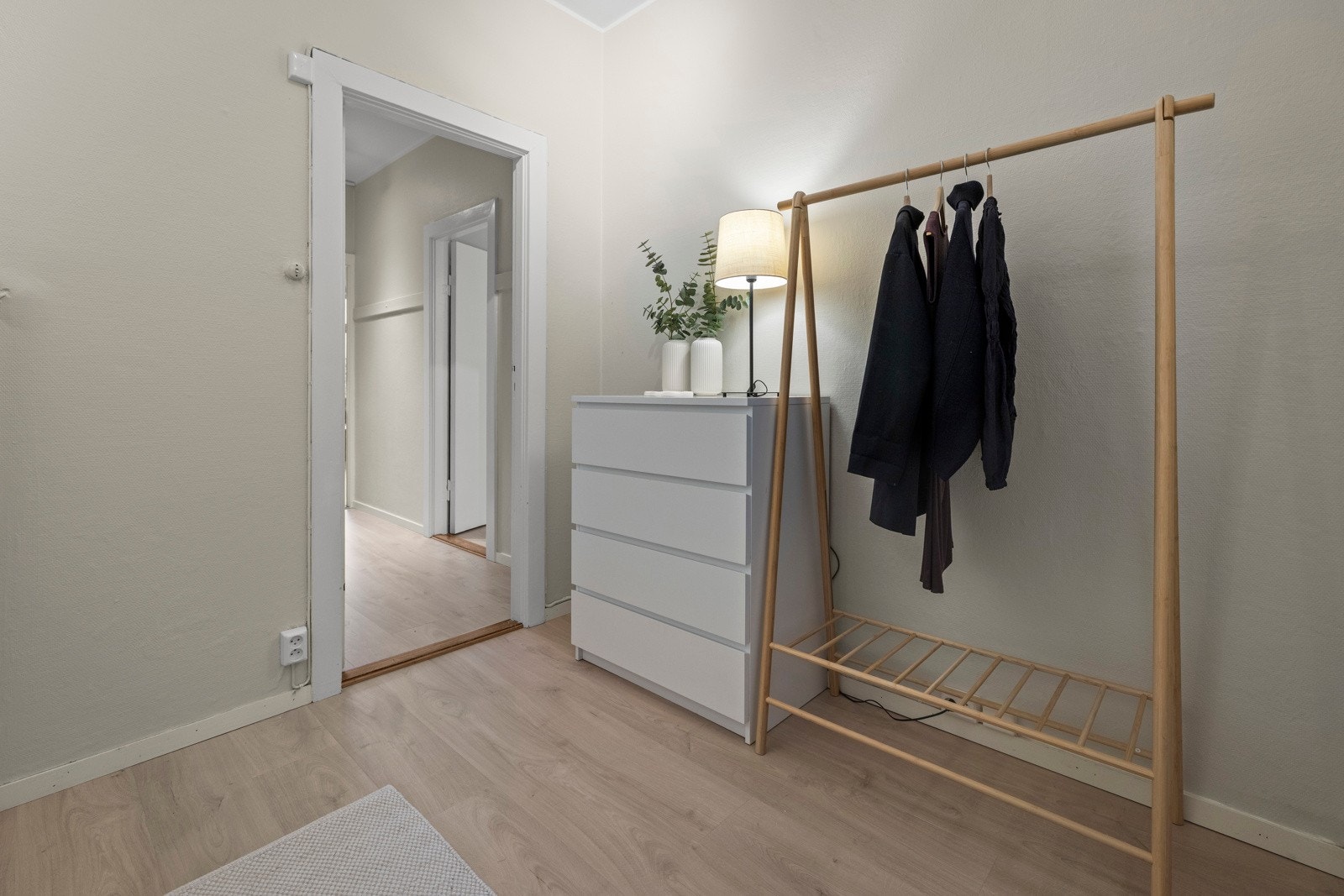 I gangen er det god plass til garderobeløsning eller annet ønskelig som vil gi en praktisk løsning for oppbevaring av yttertøy og sko, og bidra til et ryddig og funksjonelt inngangsparti. Galleribilde