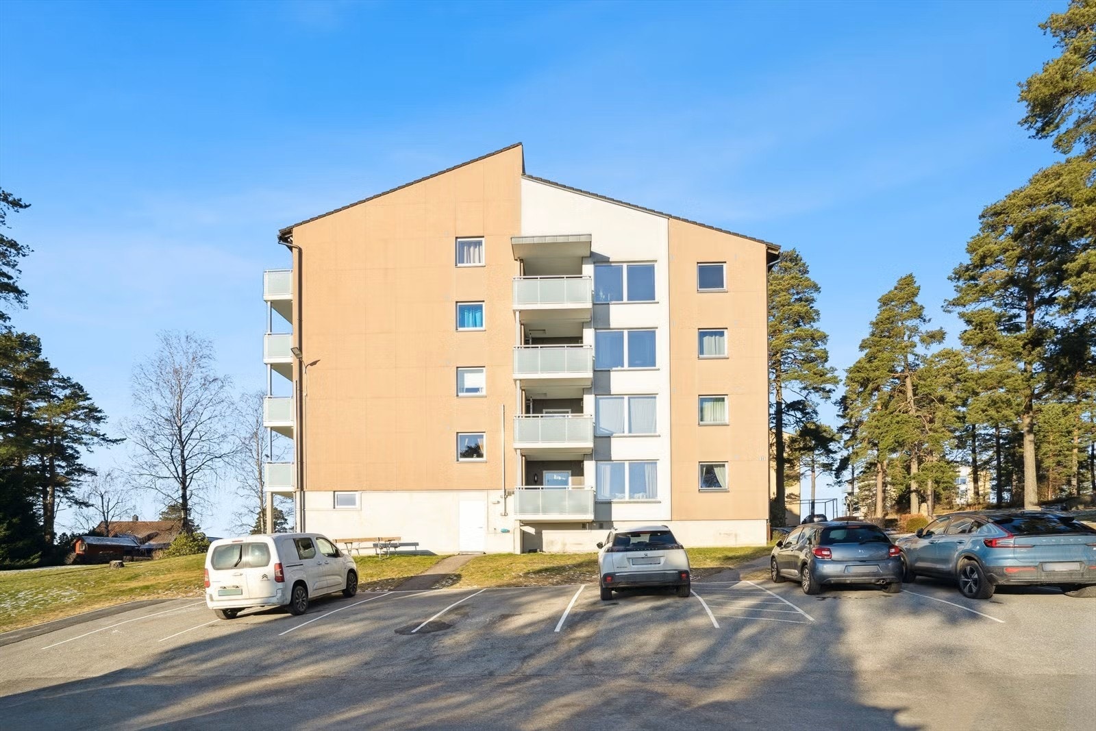 Fasade - parkeringsplass med mulighet for el-billader. Galleribilde