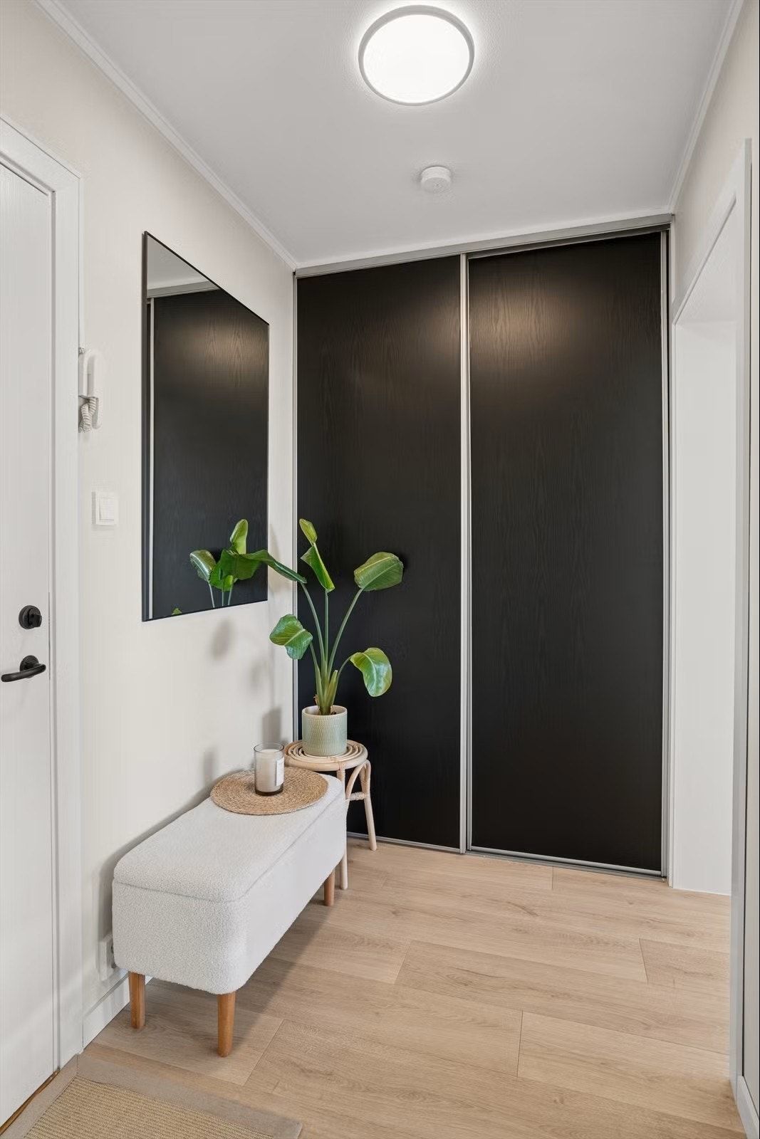 Entrè med skyvedørsgarderobe Galleribilde