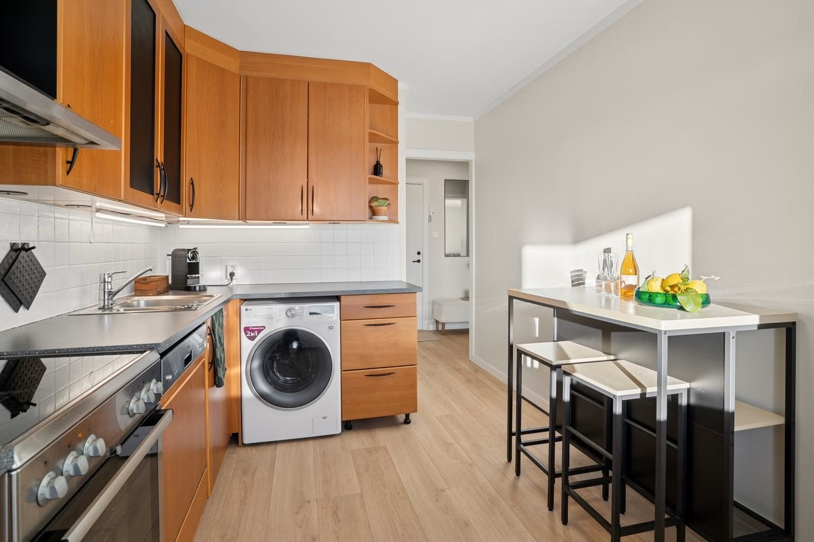 Kjøkken - plass til liten sittegruppe, vaskemaskin er plassert på kjøkken. Galleribilde