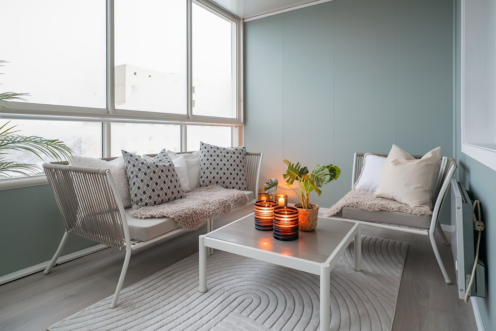 Balkongen er sørvendt og byr på fine solforhold. Videre har balkongen skyvevinduer som kan enkelt åpnes og lukkes etter behov. Galleribilde