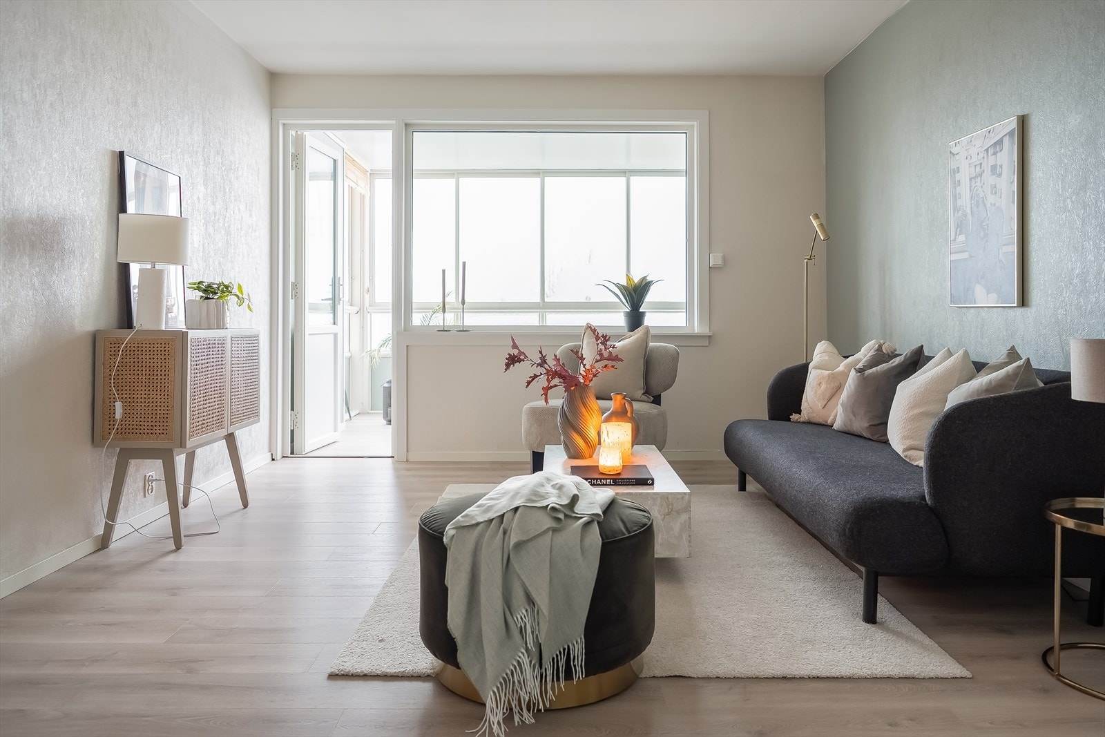 Det er direkte adgang til den innglassede balkongen fra stuen. Galleribilde