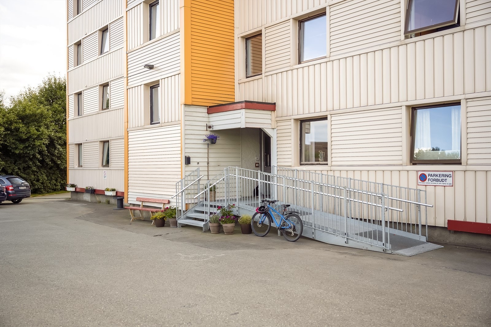 Leiligheten har en attraktiv beliggenhet i et rolig og sentralt boområdet, hvor du får gangavstand til
alt
av service fasiliteter og turmuligheter som blant annet kollektivtransport, Ladestien, dagligvarer og treningssenter. Galleribilde