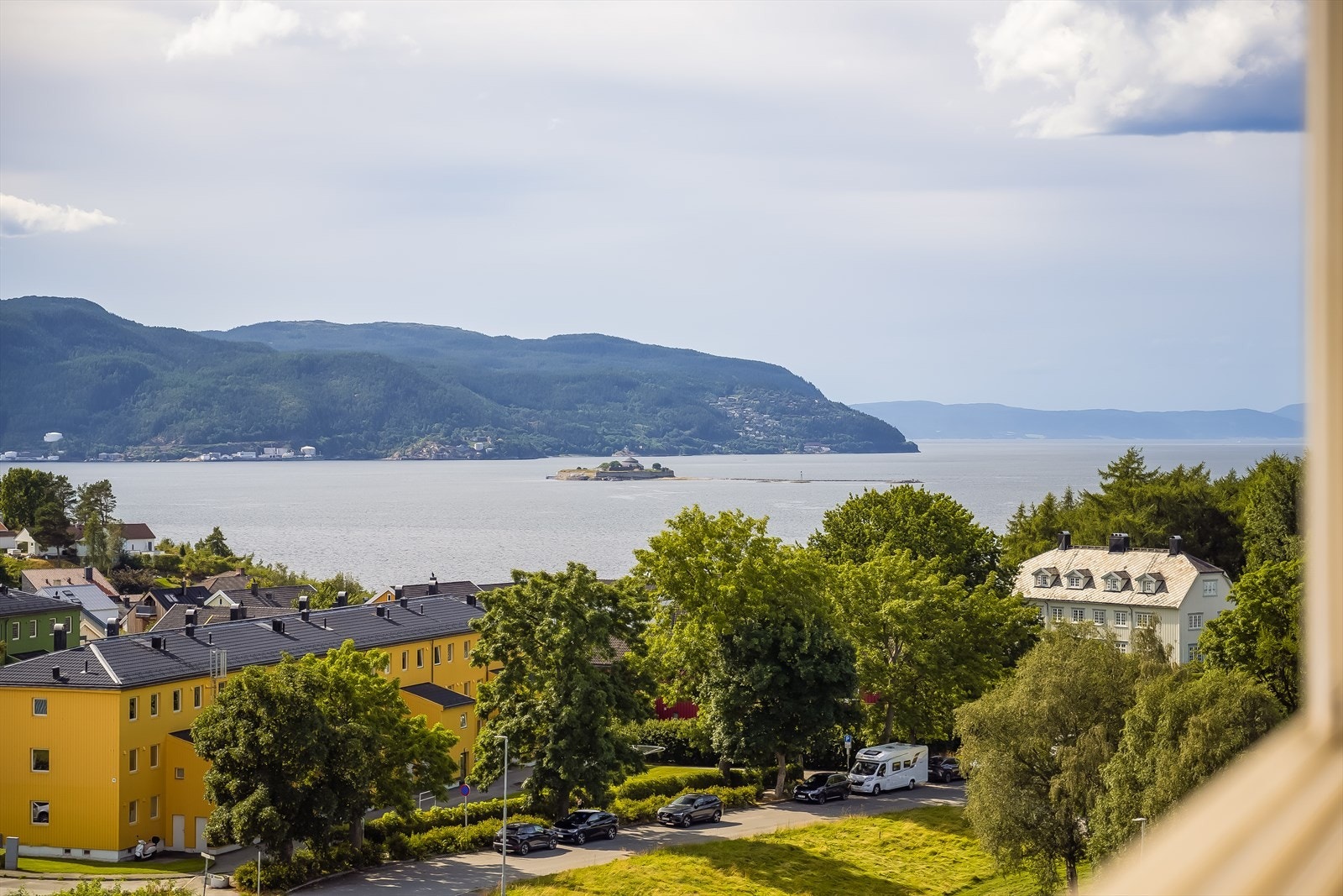 Velkommen til Harry Borthens vei 13! En innbydende 2-roms leilighet med ettertraktet beliggenhet i 8.etasje med fantastisk fjordutsikt. Galleribilde
