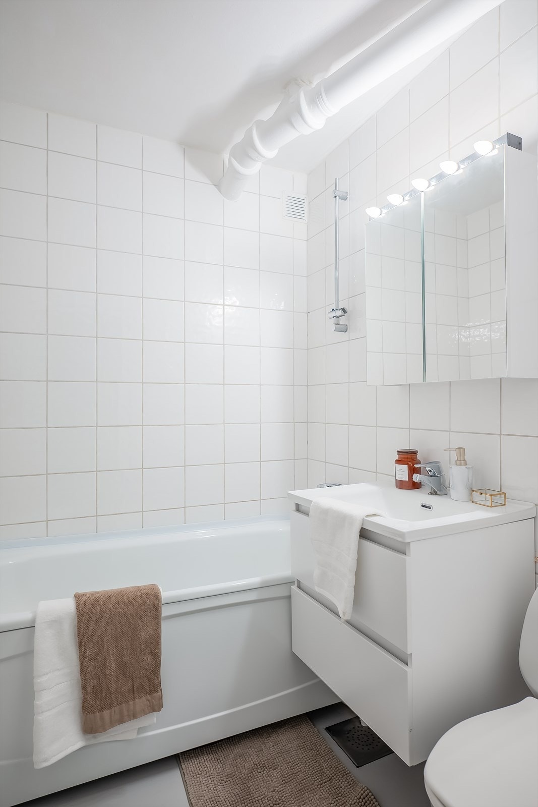 Badet er målt til 3m². Nytt baderomsskap etablert i 2026. Galleribilde