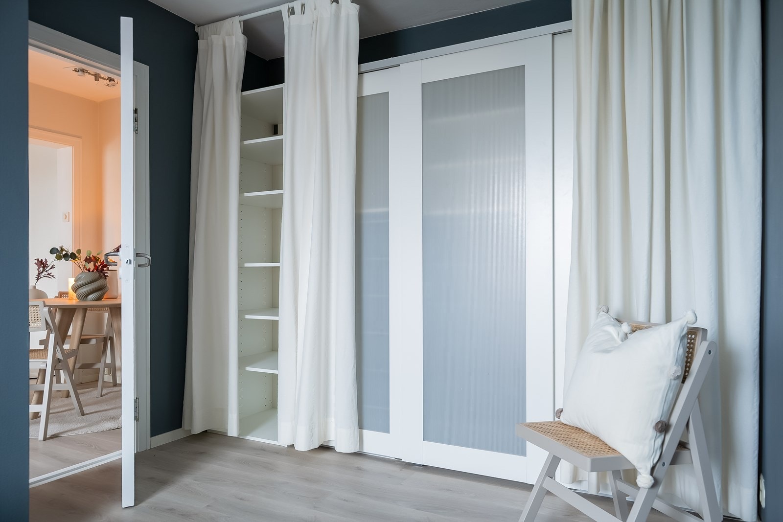 Garderobeskap medfølger naturligvis handelen. Galleribilde