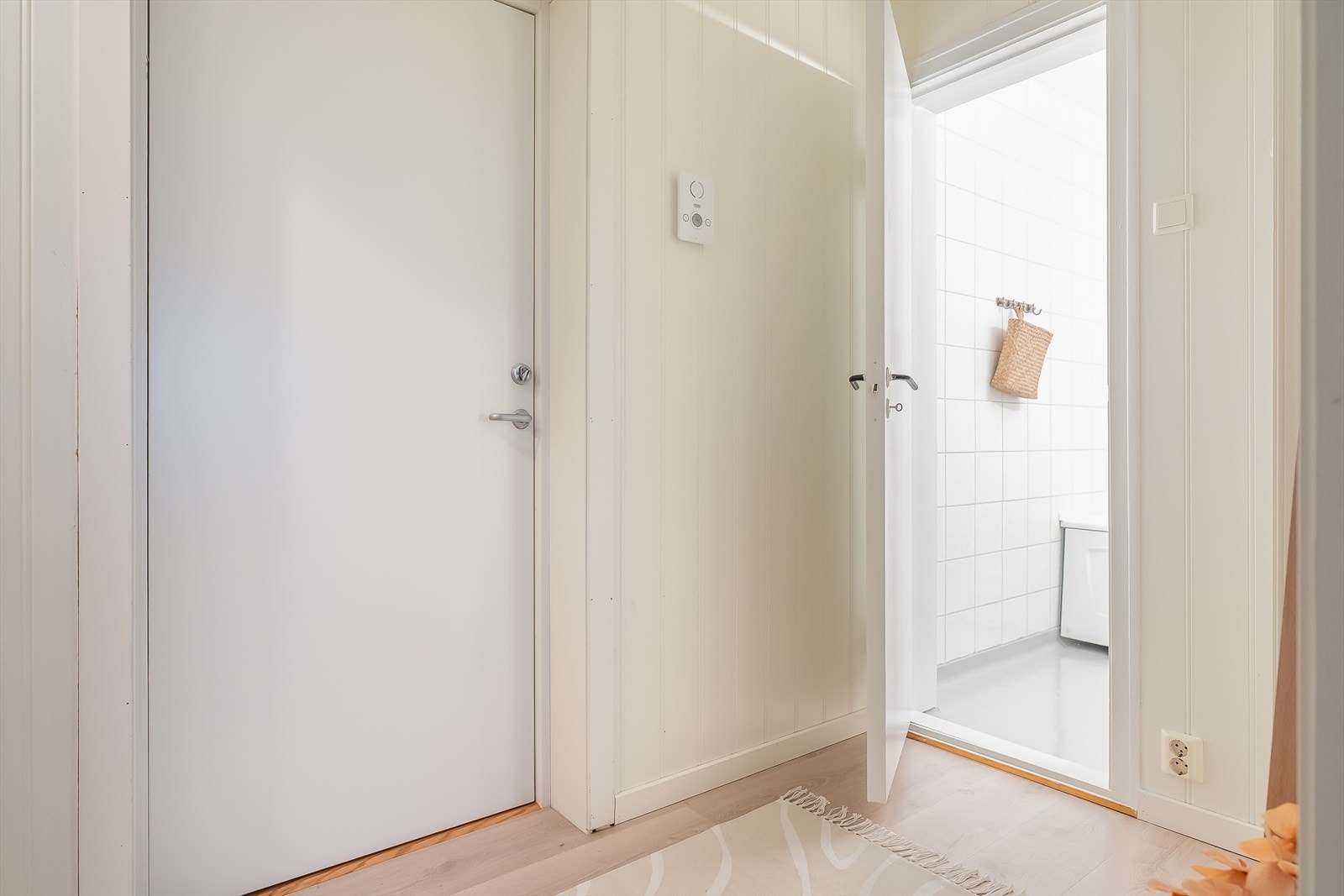 Innbydende entré på 3m², med plass til både sko og yttertøy. Galleribilde