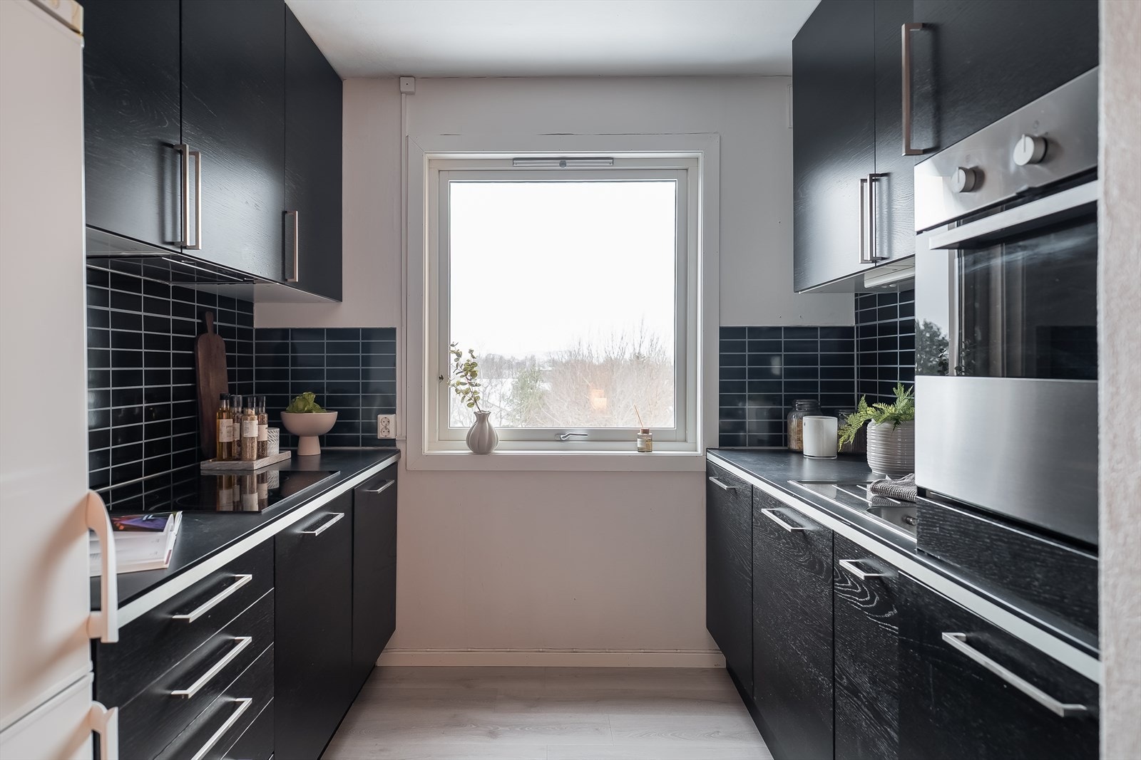 Innbydende kjøkken med god skap- og benkeplass. Kjøkkenet er vurdert til TG1 av takstmann. Galleribilde