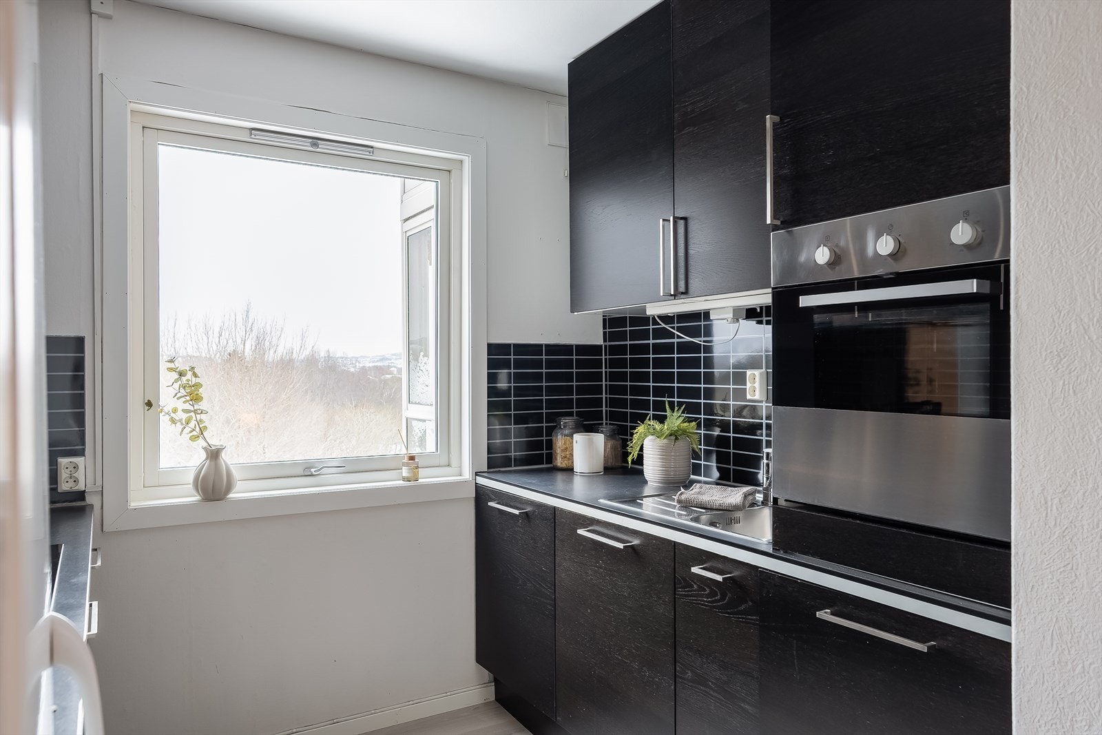 Kjøkkenet har integrerte hvitevarer som platetopp ,stekeovn og opplegg for oppvaskmaskin. Galleribilde