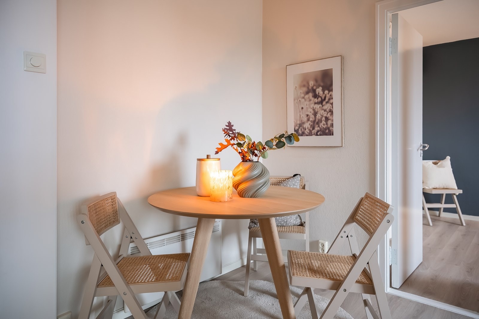 Etter dagens løsning får spisebordet sin naturlige plassering mellom stua og kjøkkenet. Galleribilde