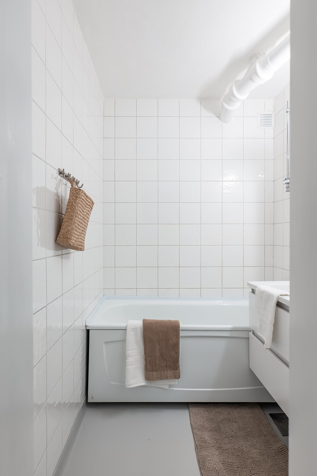 Badet er utstyrt med servant, servantskap, badekar og wc. Galleribilde