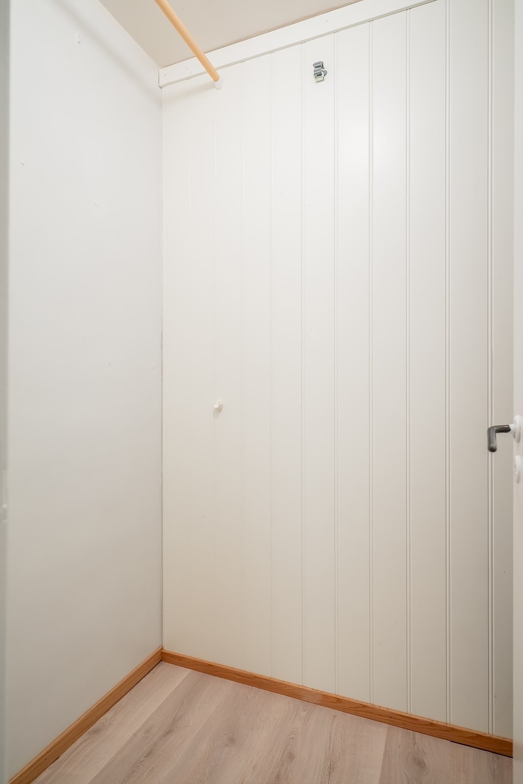 Praktisk innvendig bod på 1,5m² - perfekt for ekstra med lagringsplass. Galleribilde