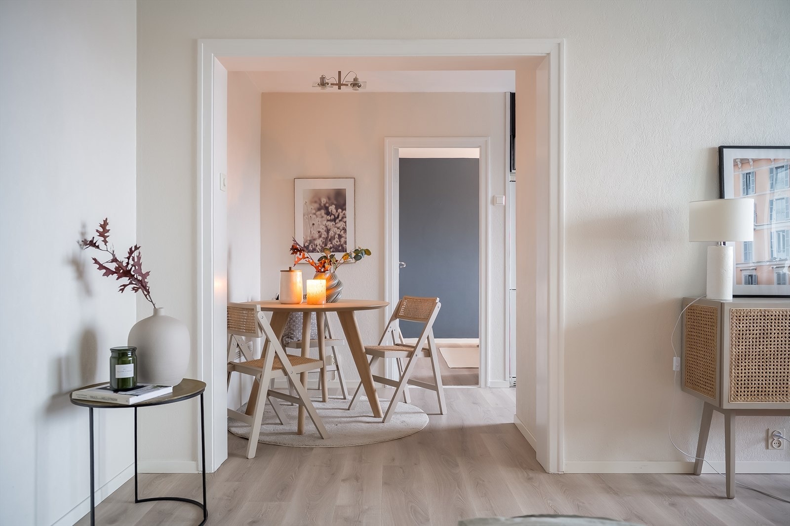 Leiligheten byr på en praktisk adskilt stue- kjøkkenløsning, balkong, soverom, bad, gang og innvendig bod på 1,5m². Galleribilde