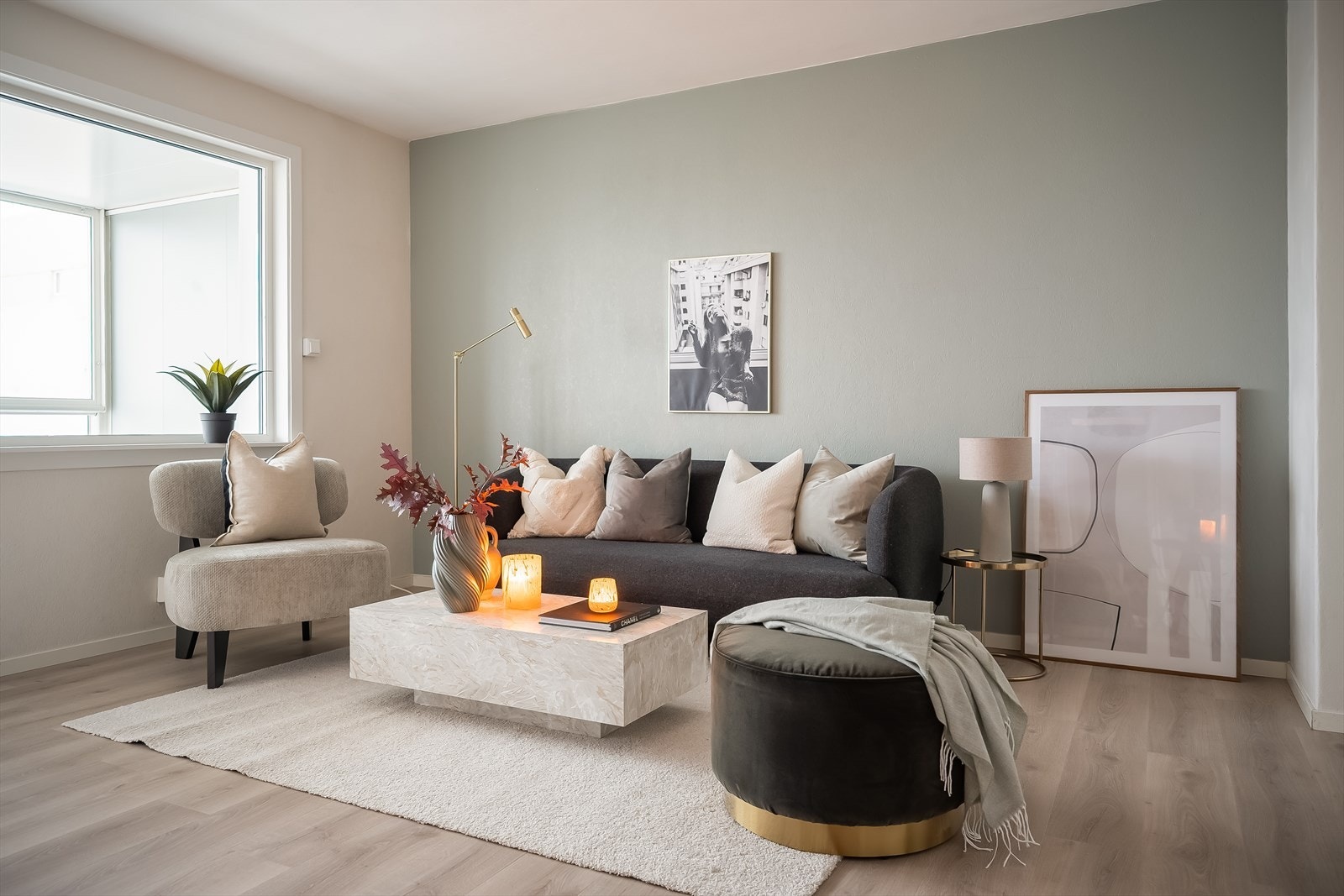 Stuen strekker seg over 16m² og byr på gode møbleringsmuligheter i de ulike sonene. Galleribilde