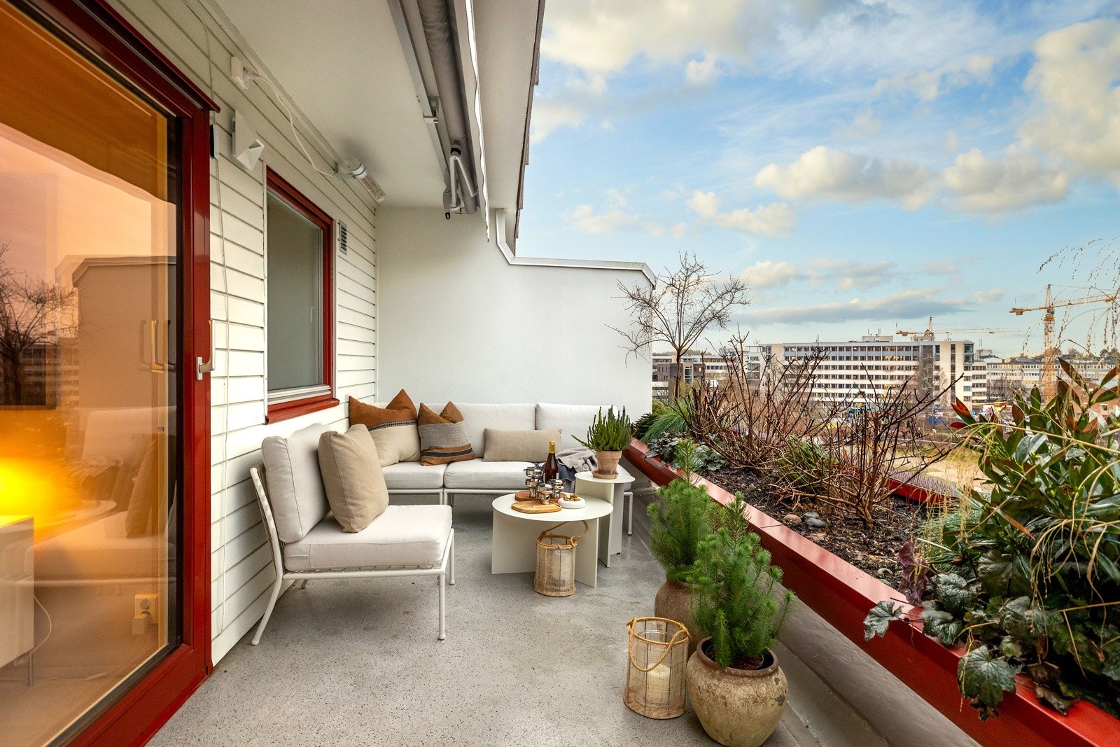 En påkostet og lekker 3-roms toppleilighet med to solrike uteplasser, garasjeplass m/elbillader og tilbaketrukken beliggenhet Galleribilde