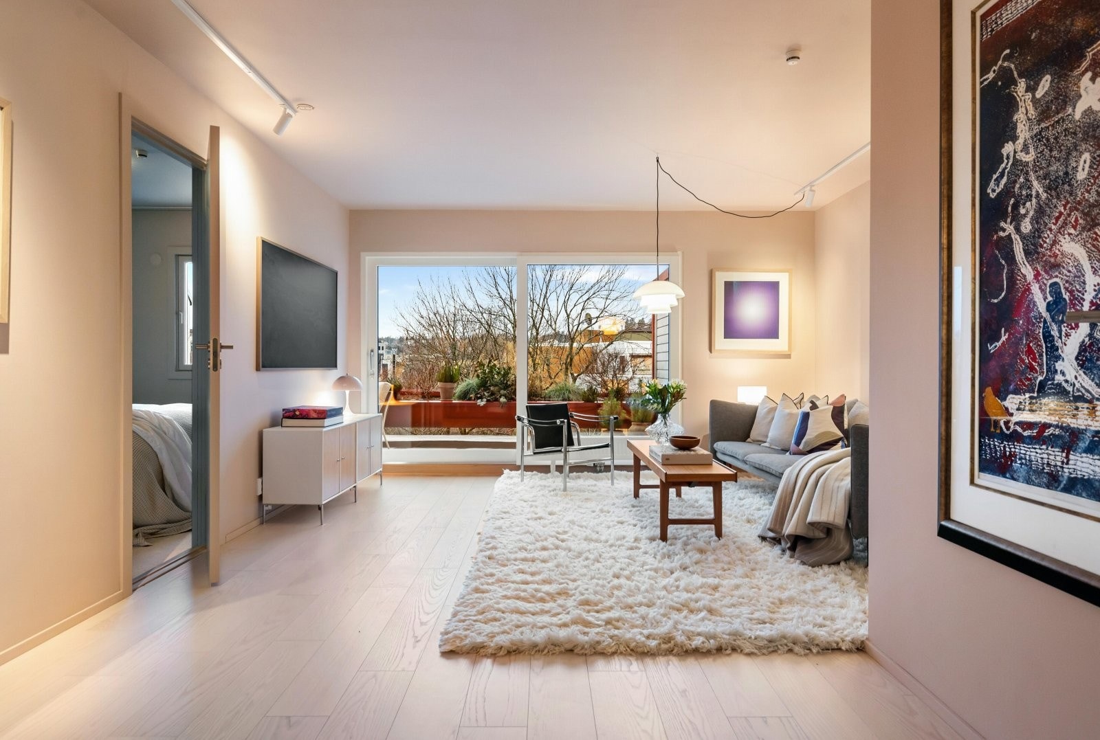 Leiligheten har en lys og romslig stue med god plass til sofagruppe, stuebord og mediemøblement Galleribilde