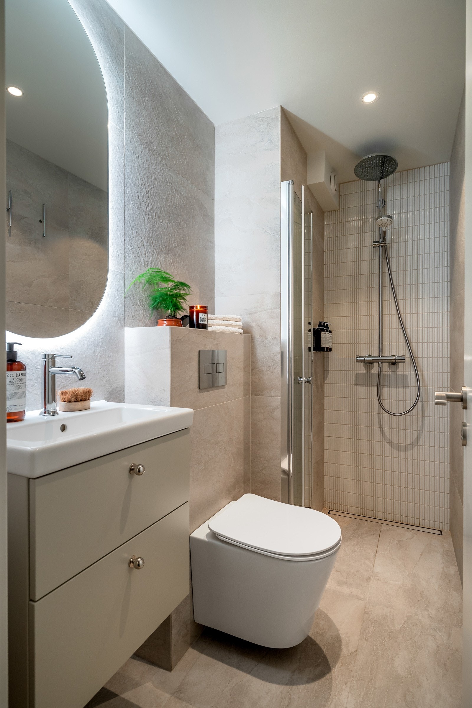 Badet med adkomst fra entréen ble totaloppusset i mars 2025 og har flislagte overflater, gulvvarme og downlights i himling Galleribilde