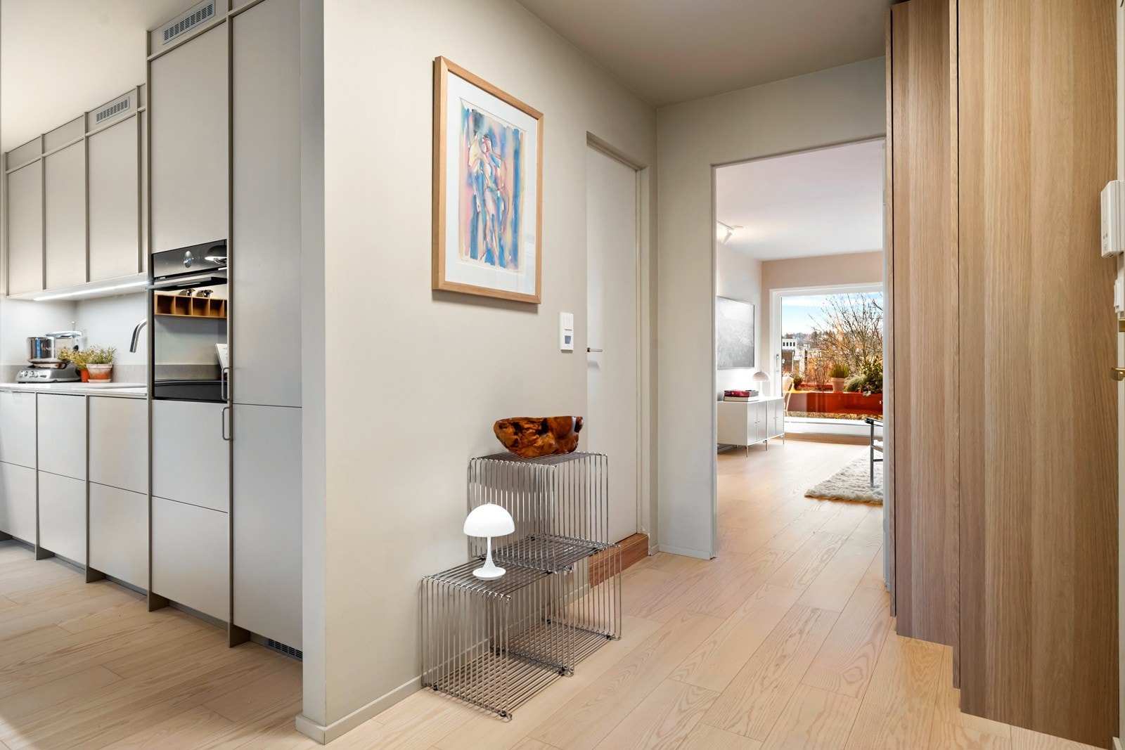 Leiligheten ligger fint til i byggets øverste etasje Galleribilde