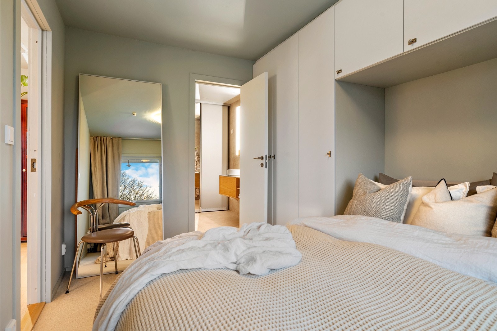 Fra hovedsoverommet er det direkte adkomst til ett av boligens to bad Galleribilde