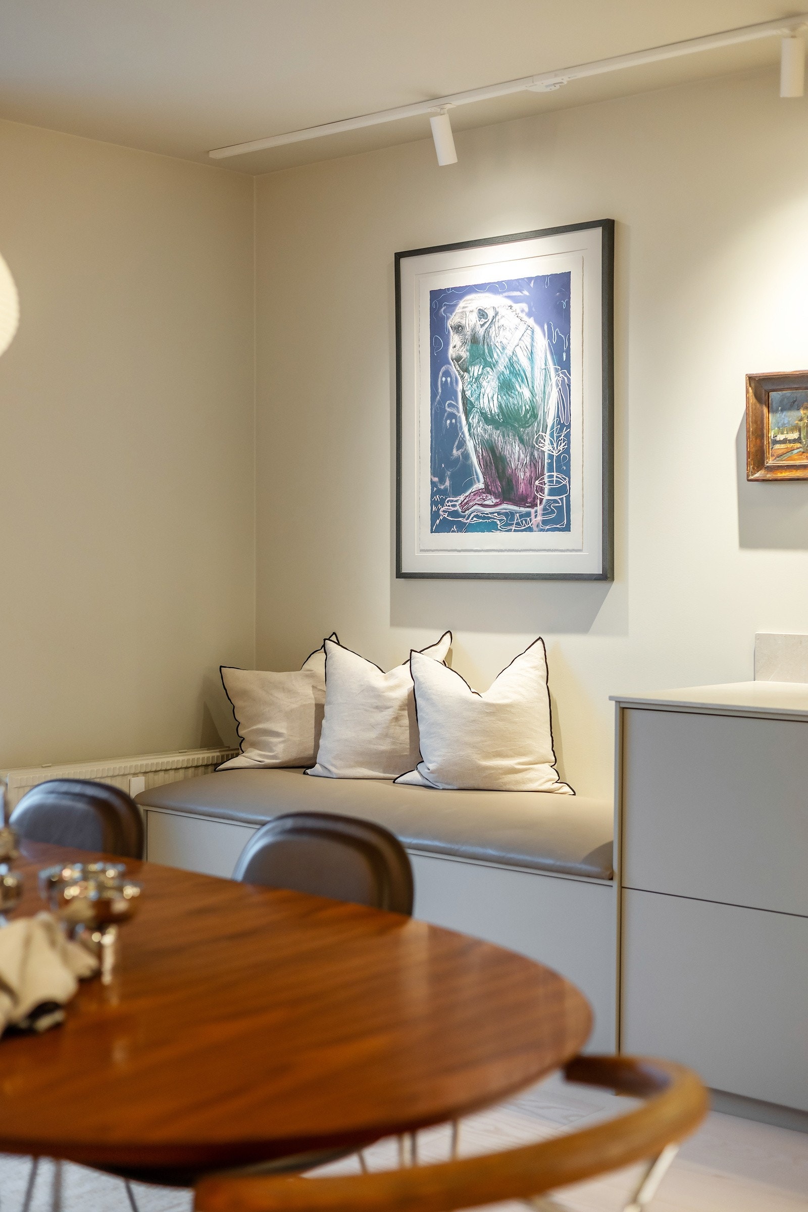 Kjøkkenet har skinnebelysning med praktiske valgmuligheter for lyssetting Galleribilde