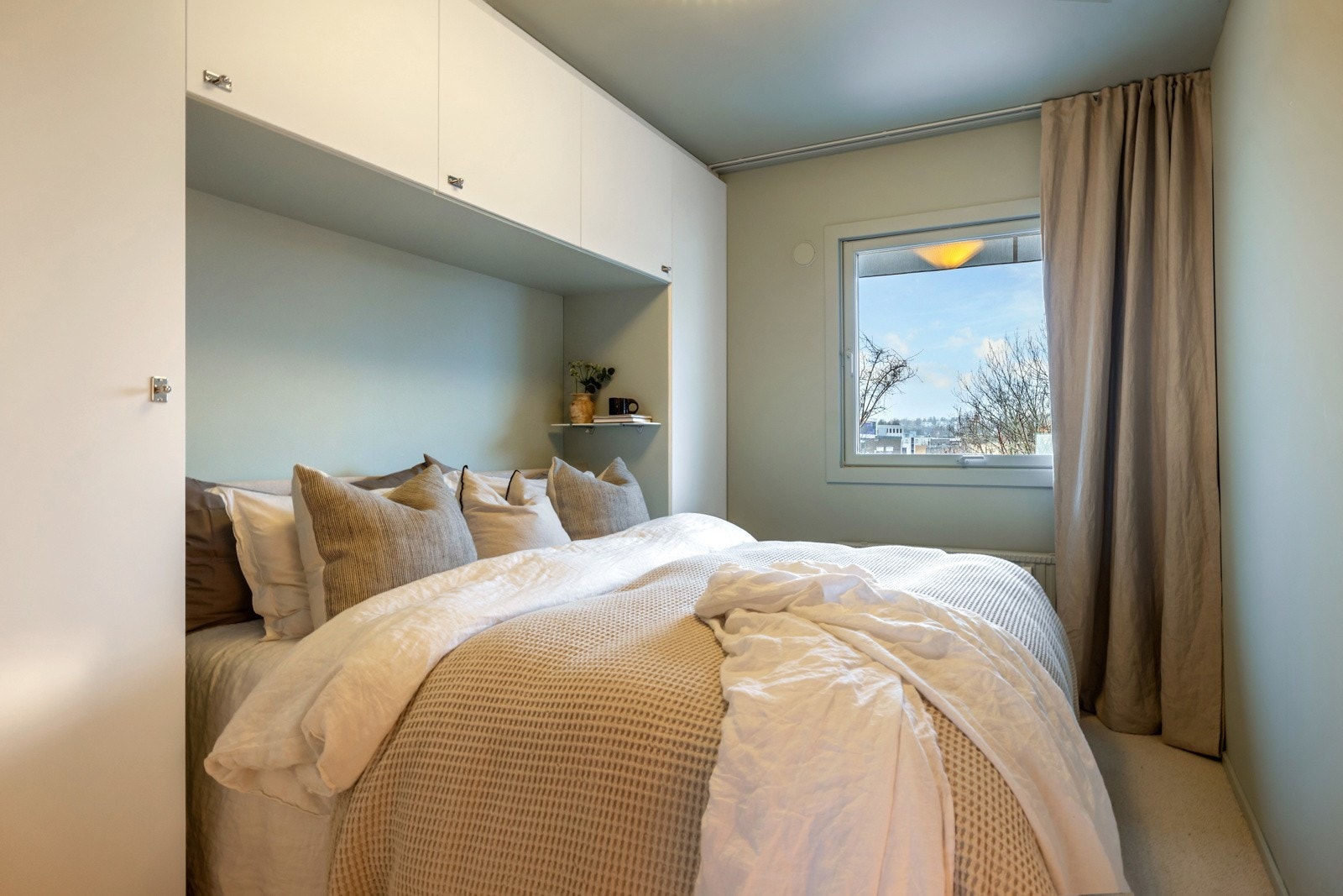 Boligen har to romslige soverom med plass til dobbeltseng og øvrig soveromsmøblement, med lune gulv med vegg-til-vegg-teppe i ull Galleribilde