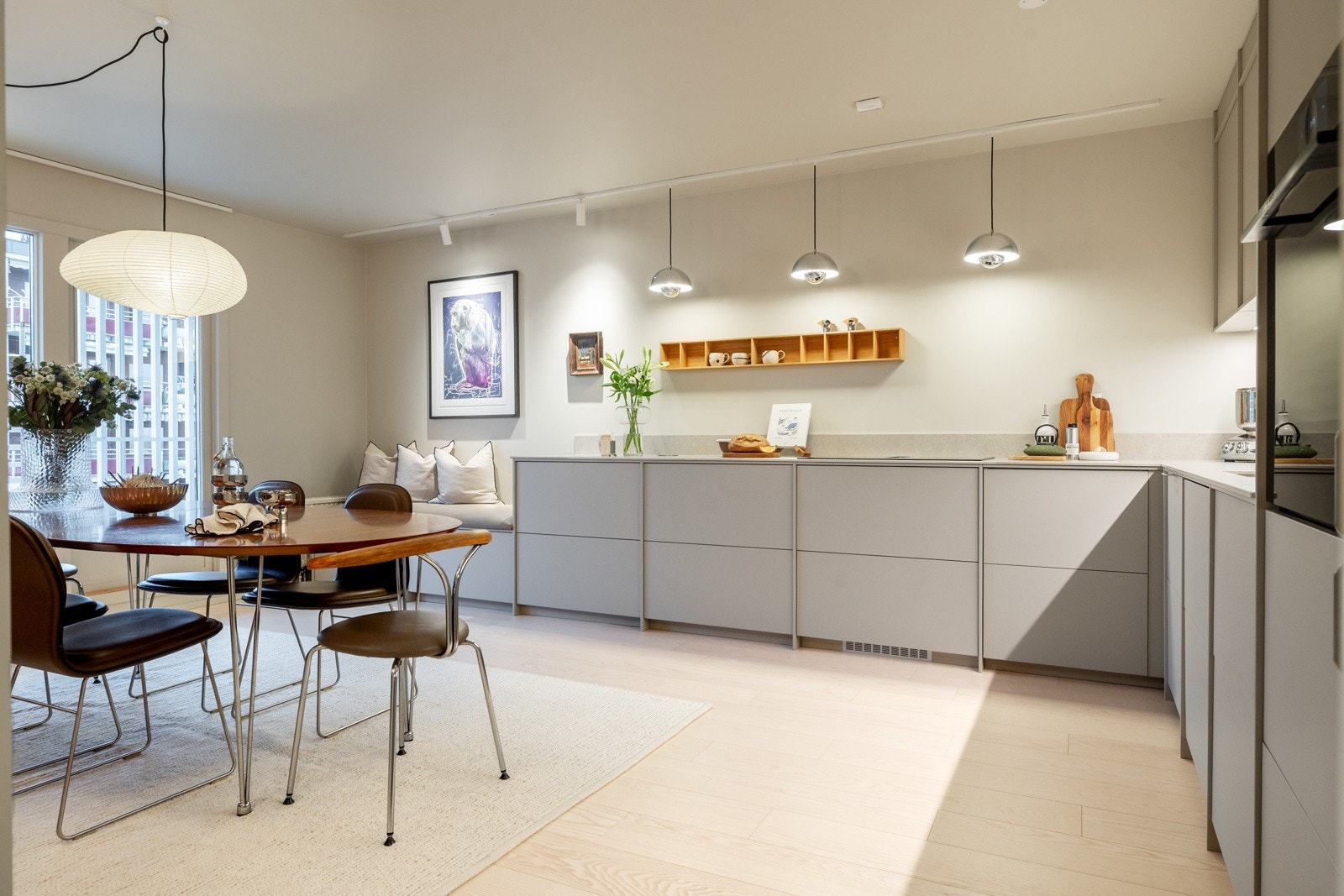 Leiligheten har et stort og lekkert kjøkken fra 2024 Galleribilde