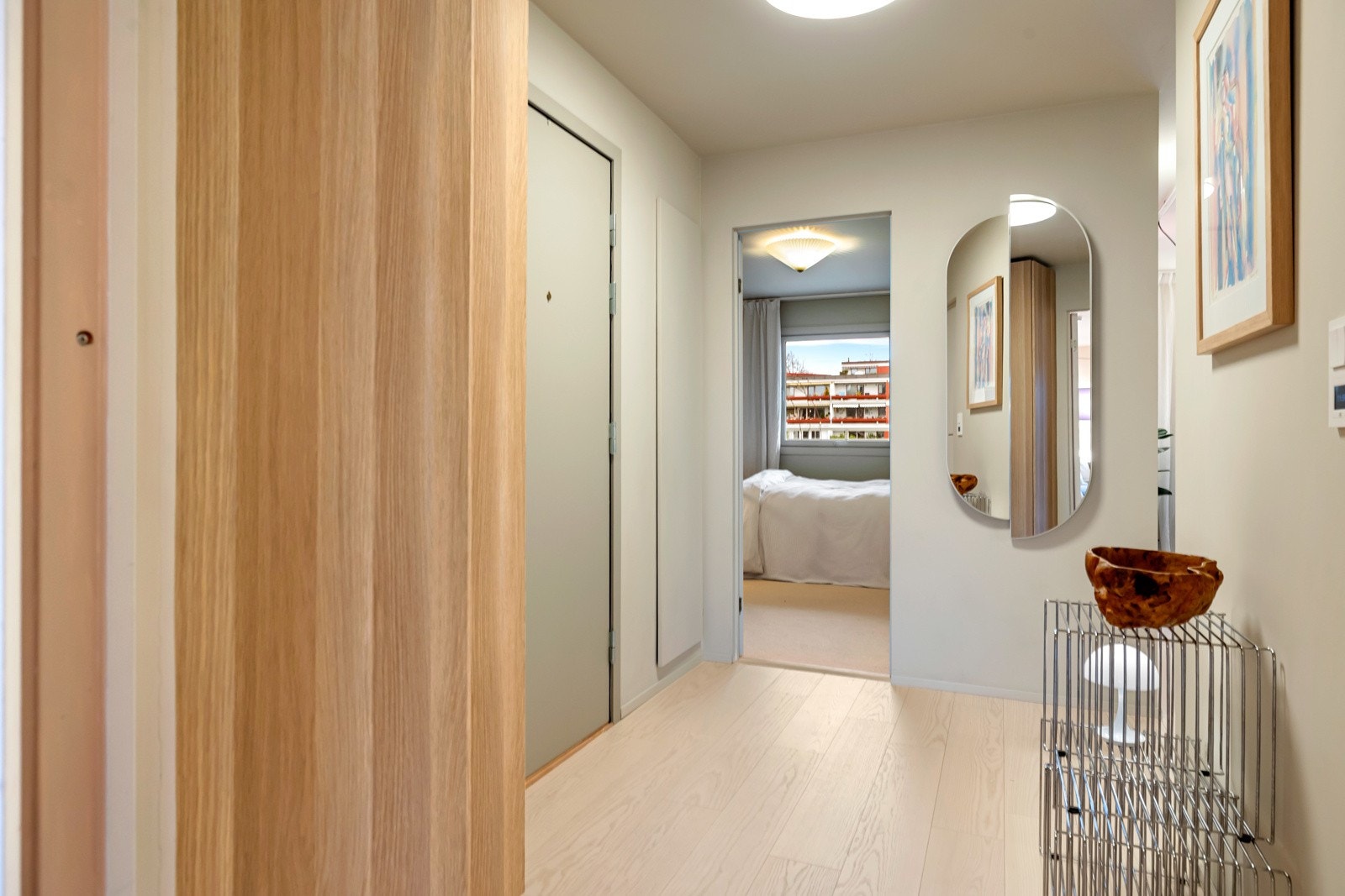 Entréen er romslig og innbydende med god plass til yttertøy og sko i garderobeskap Galleribilde