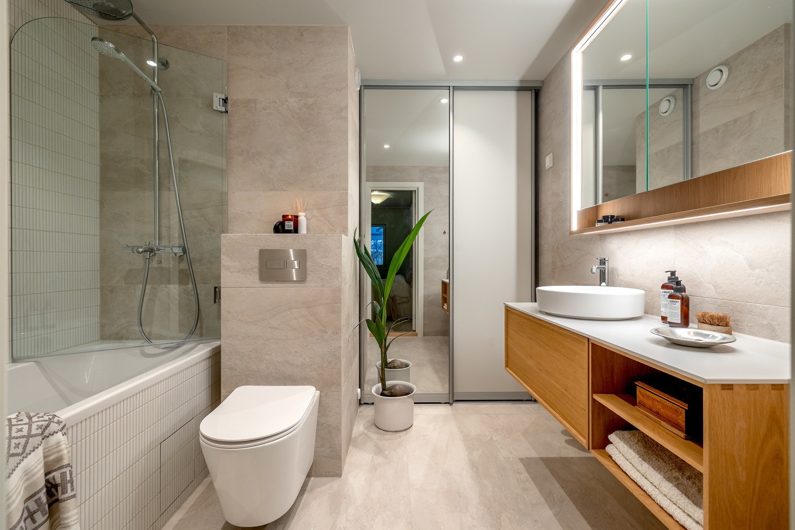 Badet ble totaloppusset i mars 2025 og har flislagte overflater, gulvvarme og downlights i himling Galleribilde